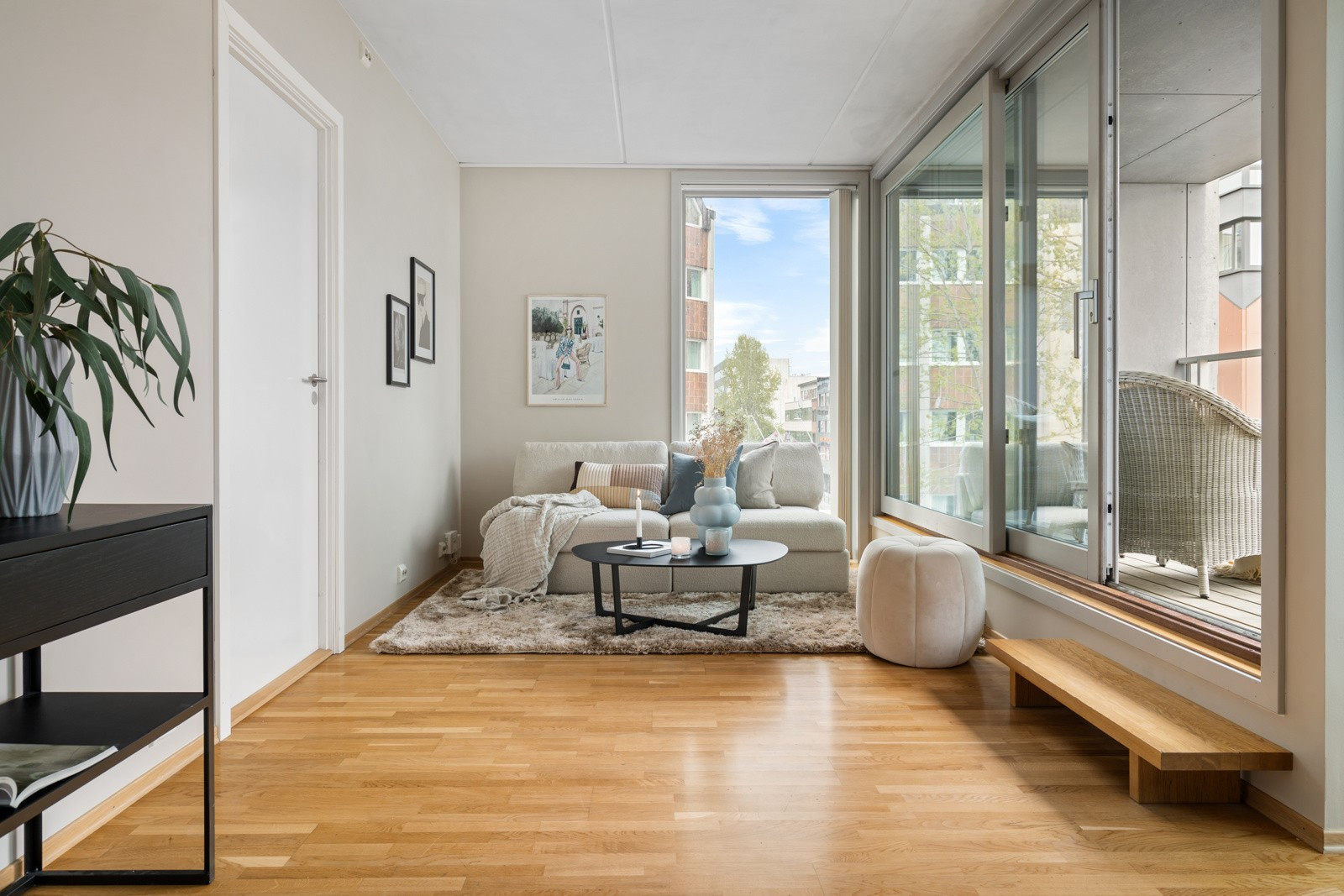 Stuen fremstår lys og tiltalende med store vindusflater og utgang til overbygget terrasse.