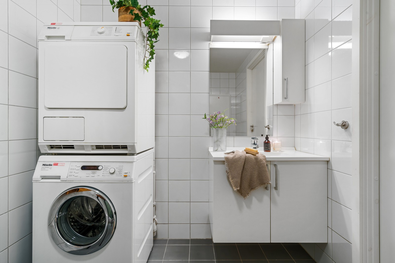 På badet har du god plass til både vaskemaskin og tørketrommel.