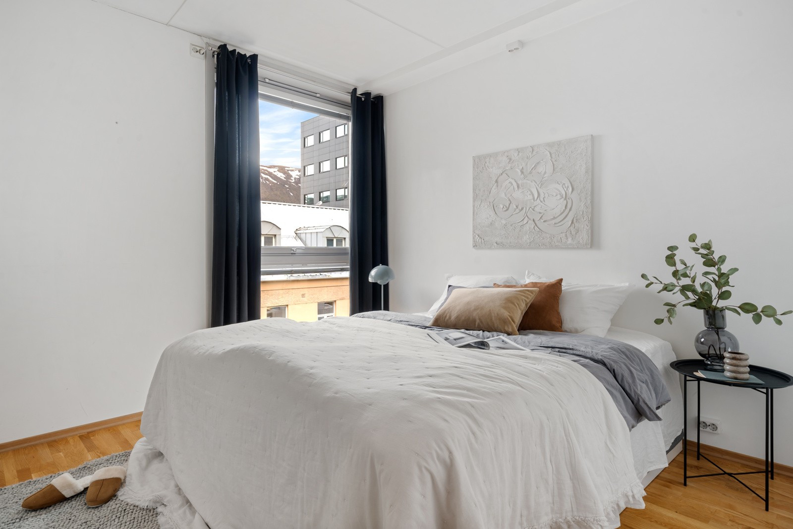 Hovedsoverommet er av god størrelse med plass til stor seng og tilhørende nattbord.