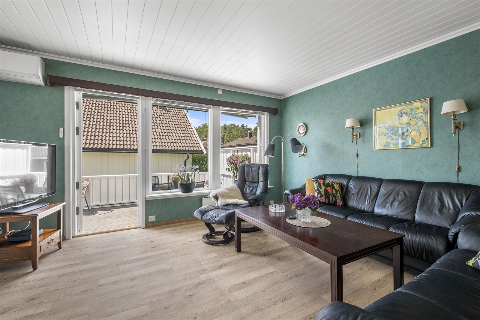Stuen har utgang til solrik terrasse Galleribilde