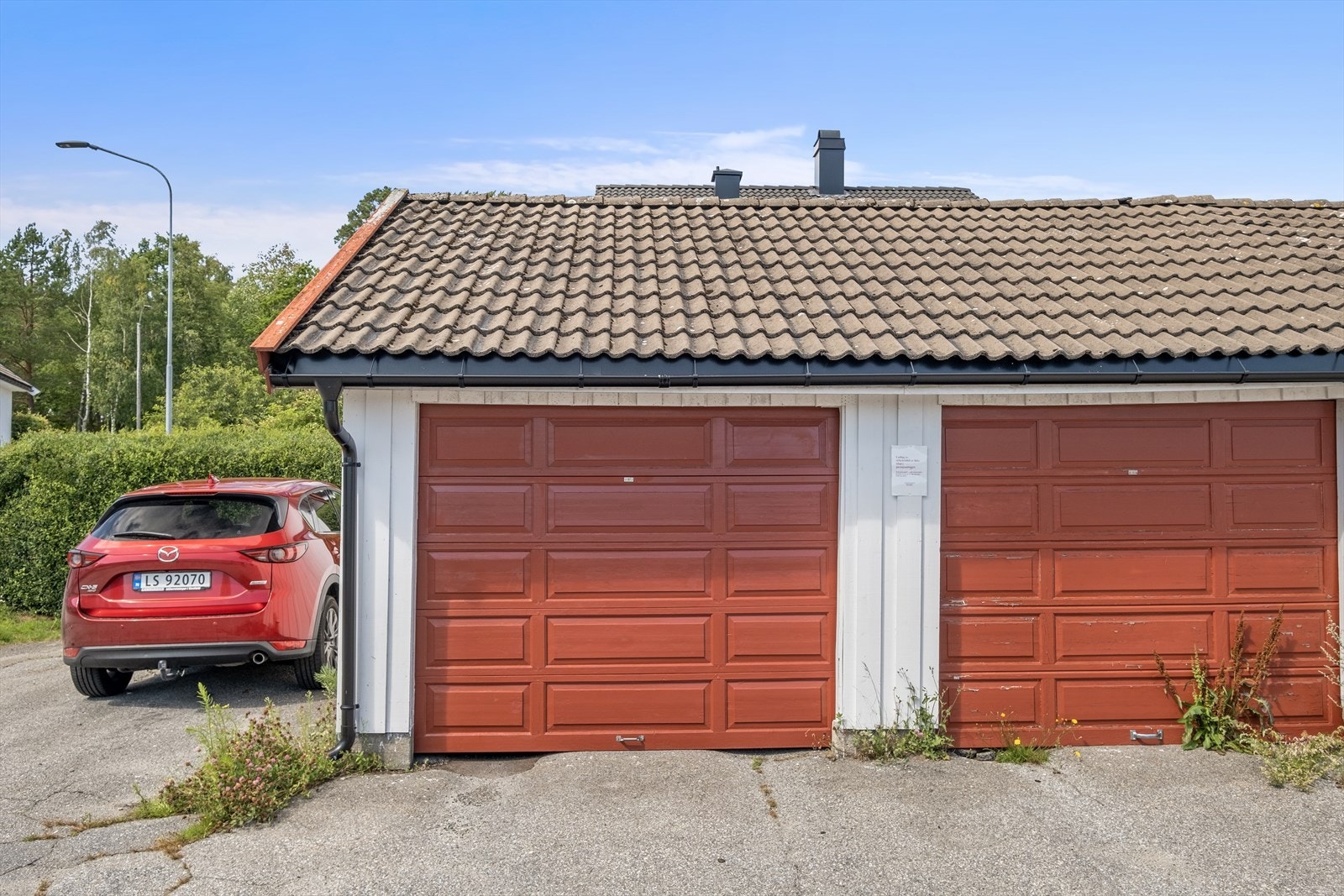 Garasje i rekke følger boligen Galleribilde