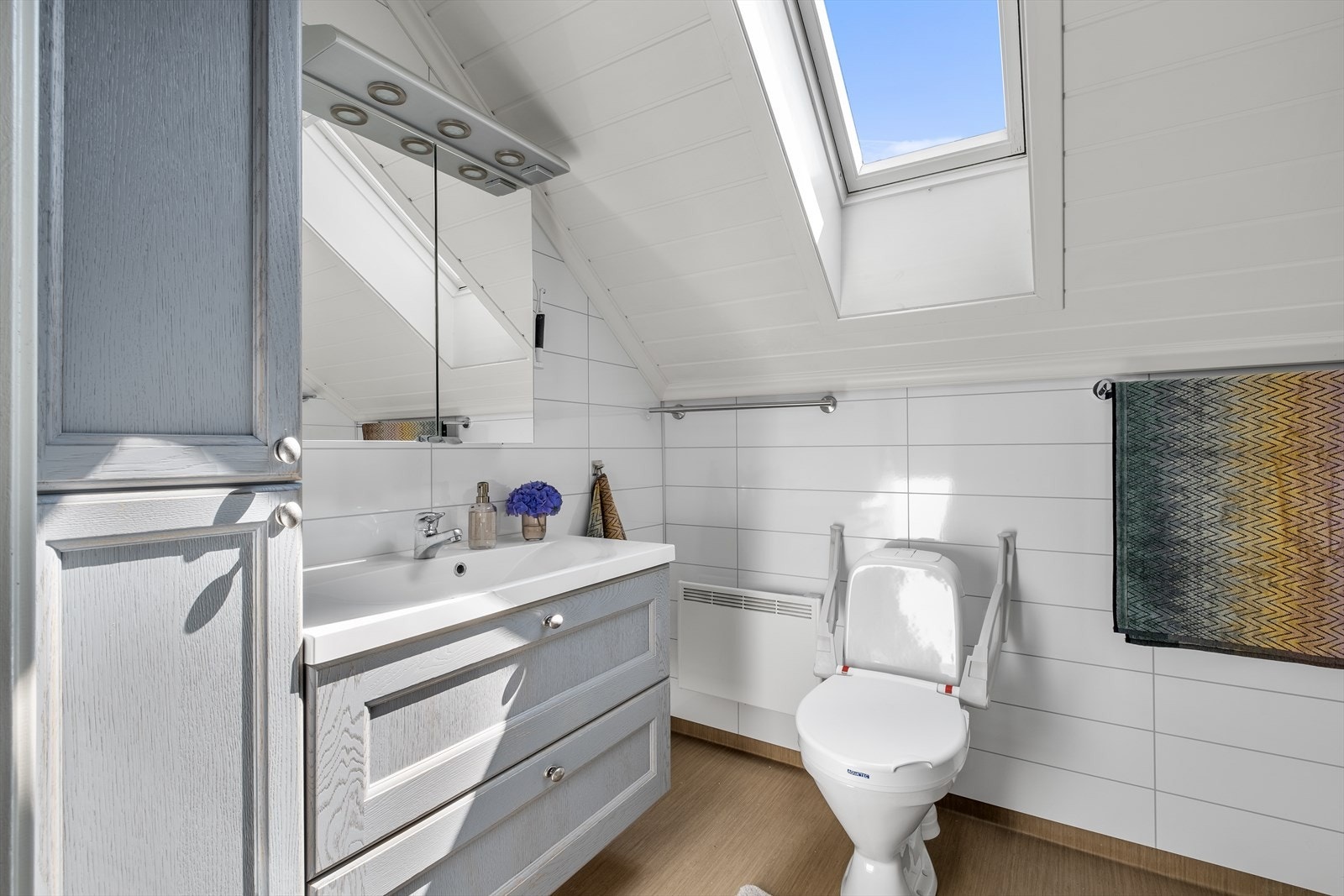 Badet inneholder servant i innredning, wc og dusjkabinett Galleribilde
