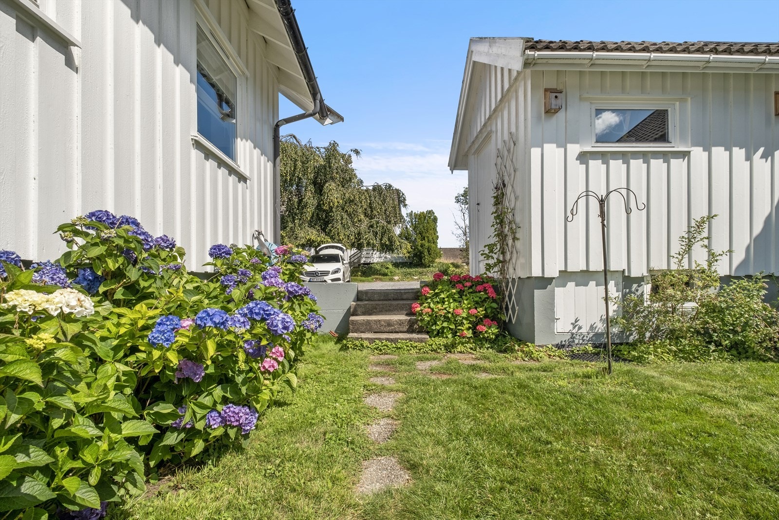 Tomten er pent opparbeidet og beplantet Galleribilde