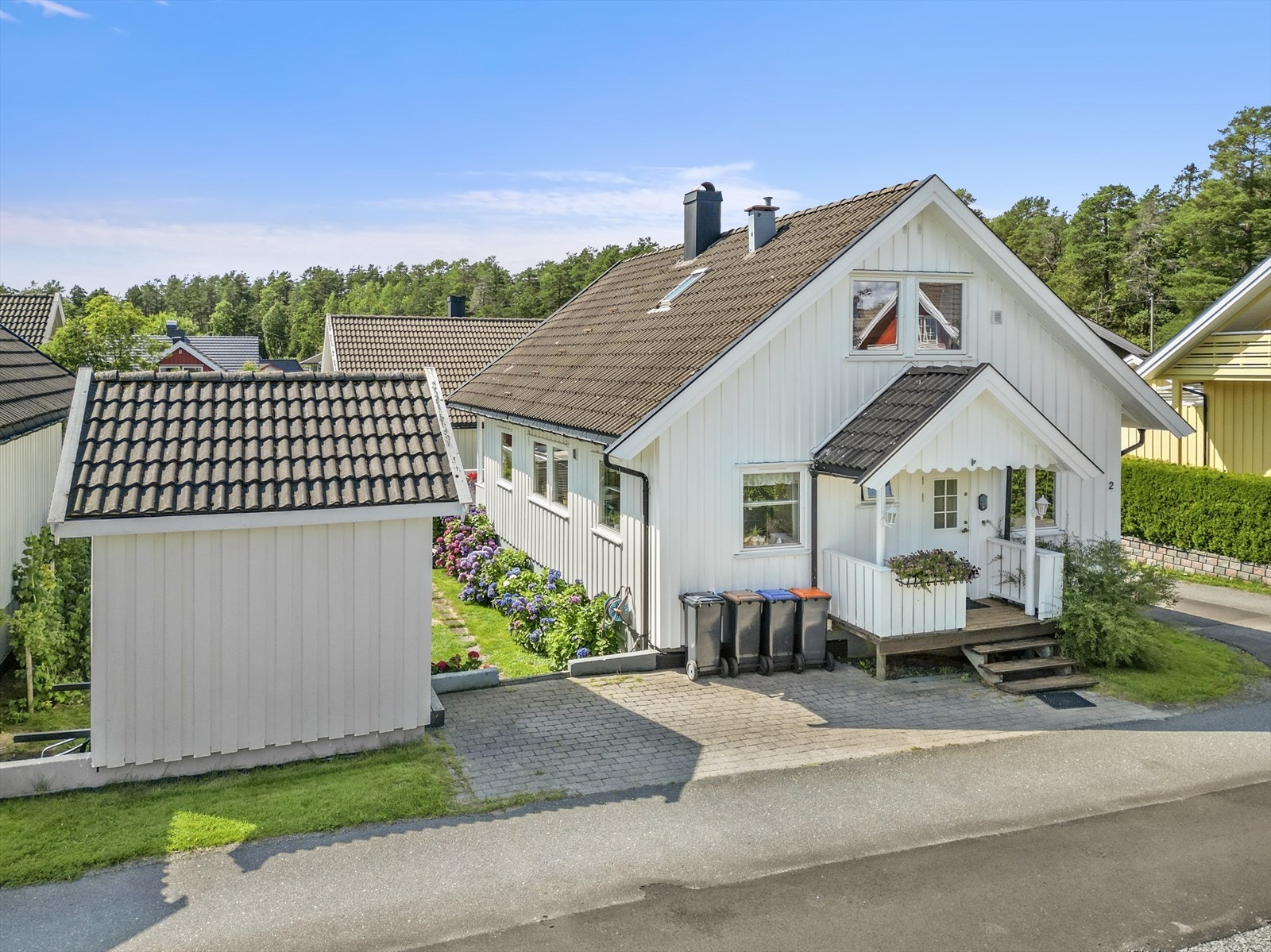Boligen har en fin beliggenhet på hjørnetomt Galleribilde