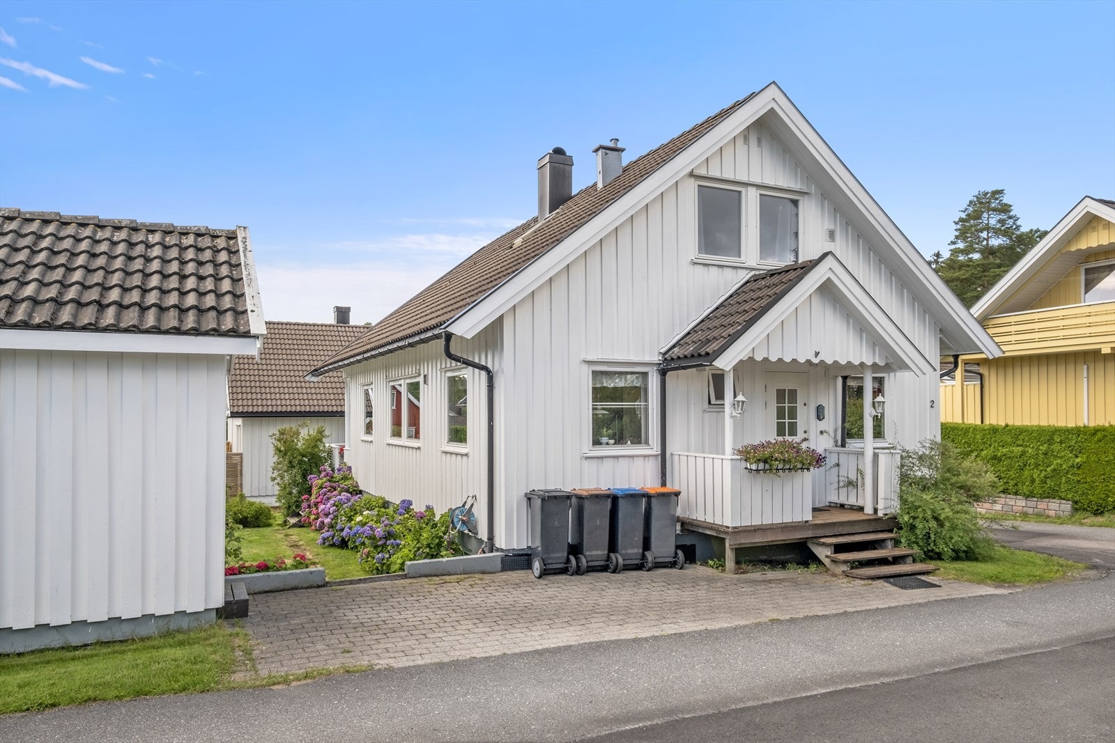 Ved inngangspartiet er det plass til parkering. Det følger med garasjeplass i felles garasjerekke. Galleribilde