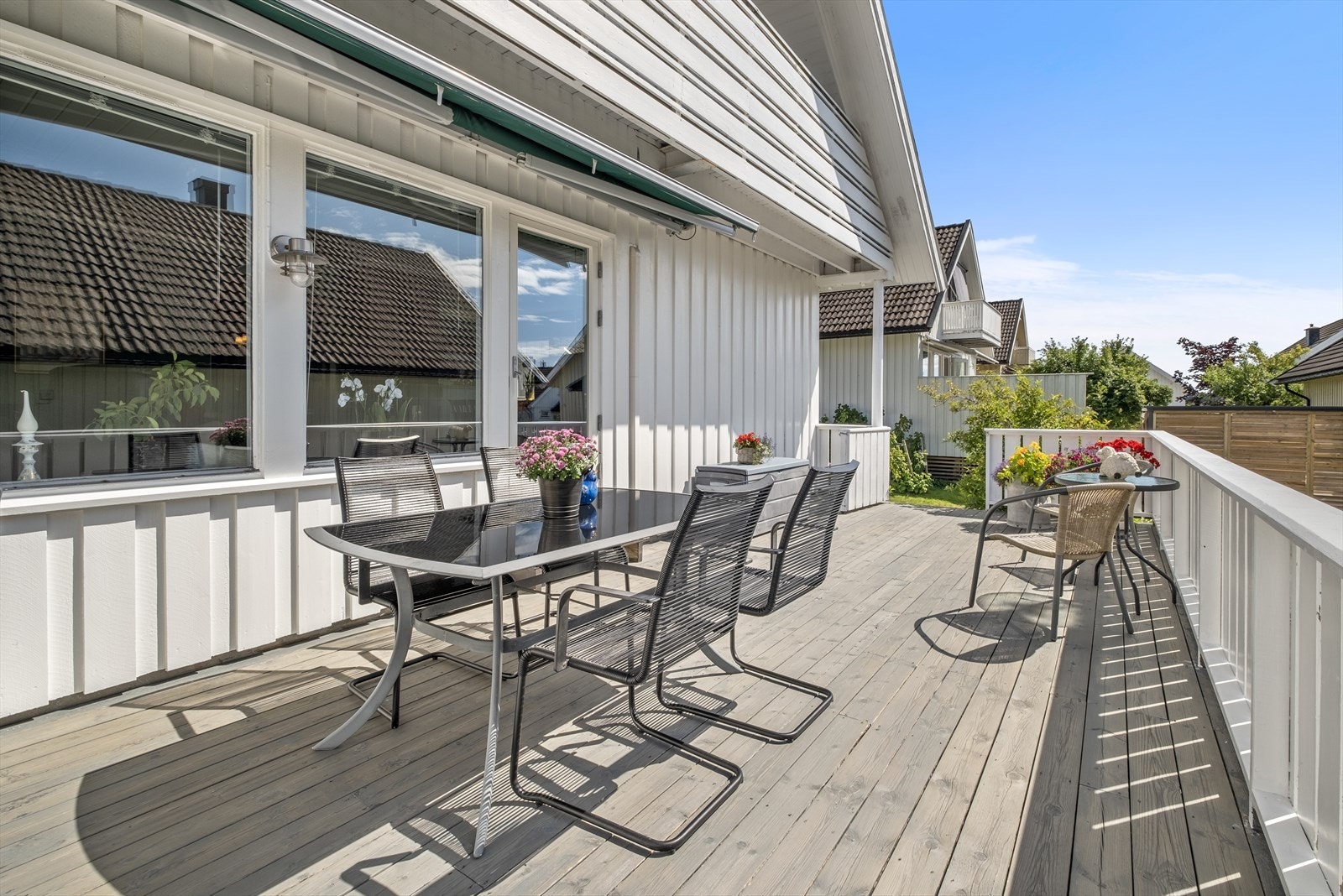 Solrik veranda med terrassemarkise Galleribilde