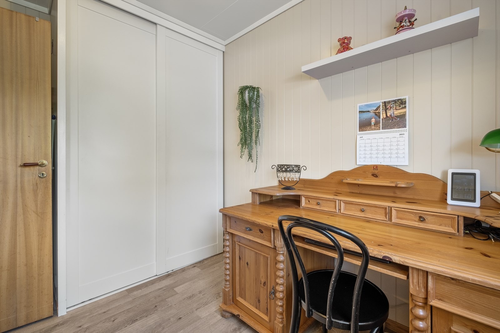 Dette soverommet har skyvedørsgarderobe Galleribilde