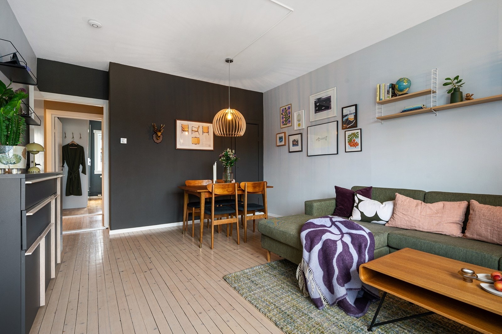 Stuen er romslig og byr på naturlig soneinndeling. Galleribilde