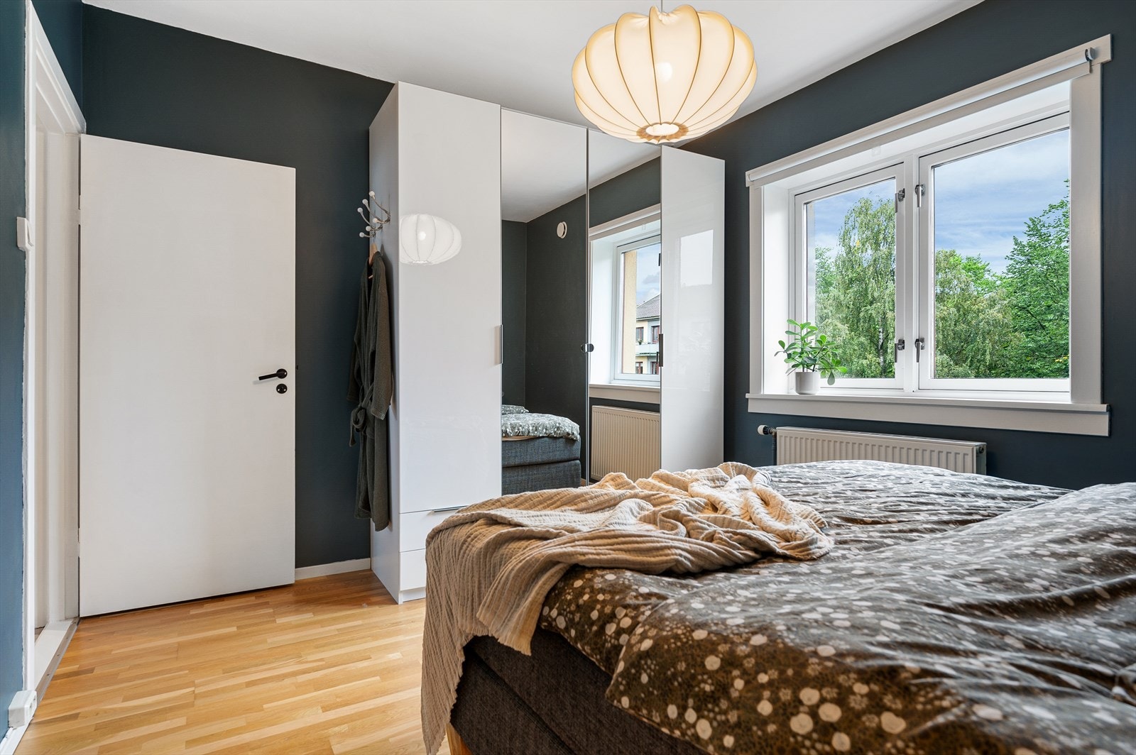 Her medfølger et stort garderobeskap, samt en praktisk liten bod. Galleribilde