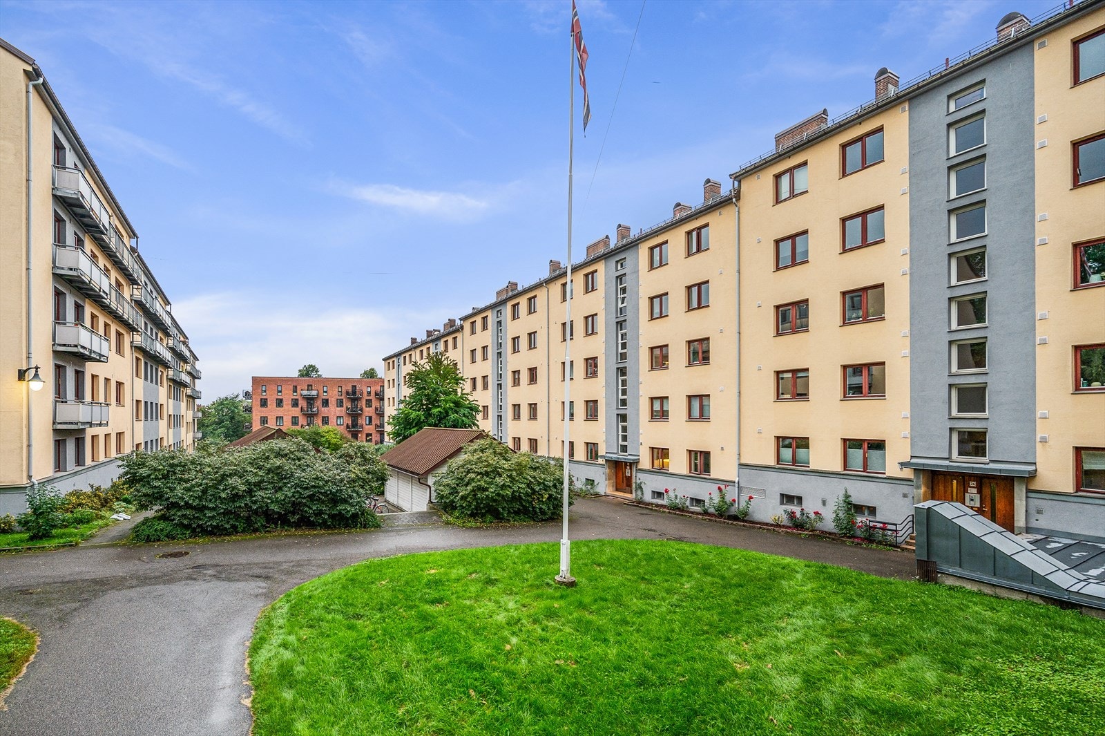 Bakgård. Galleribilde