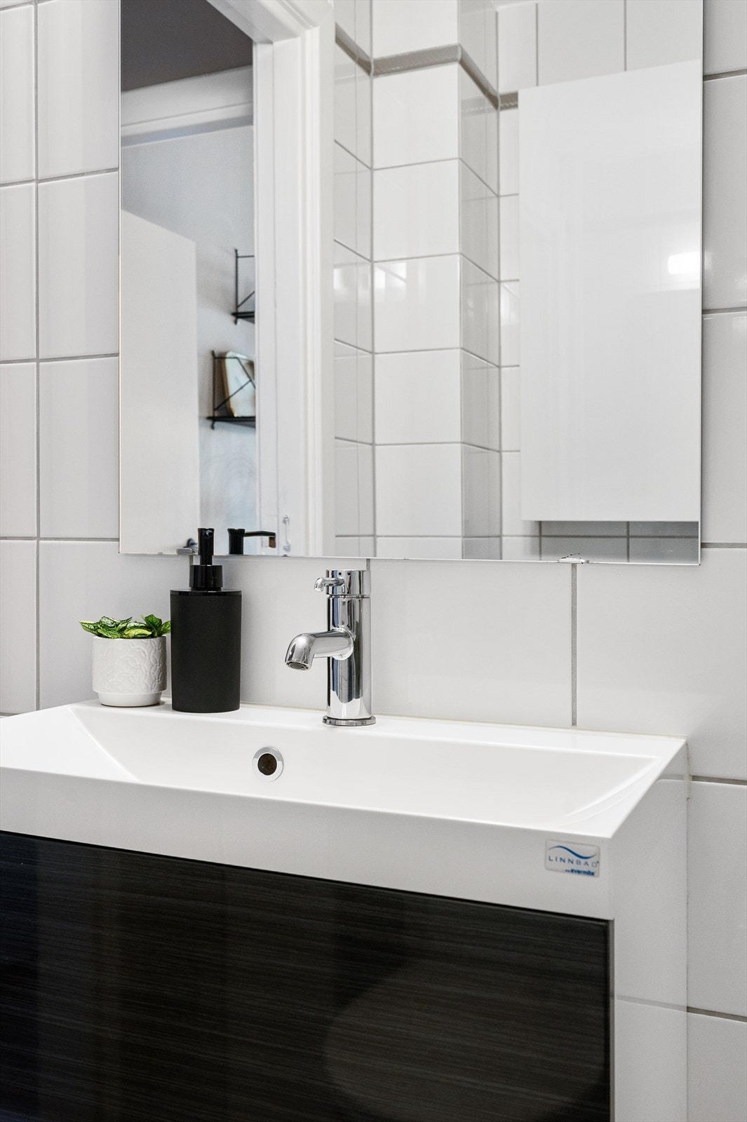 Baderommet ble sist pusset opp i 2000 av borettslaget. Galleribilde