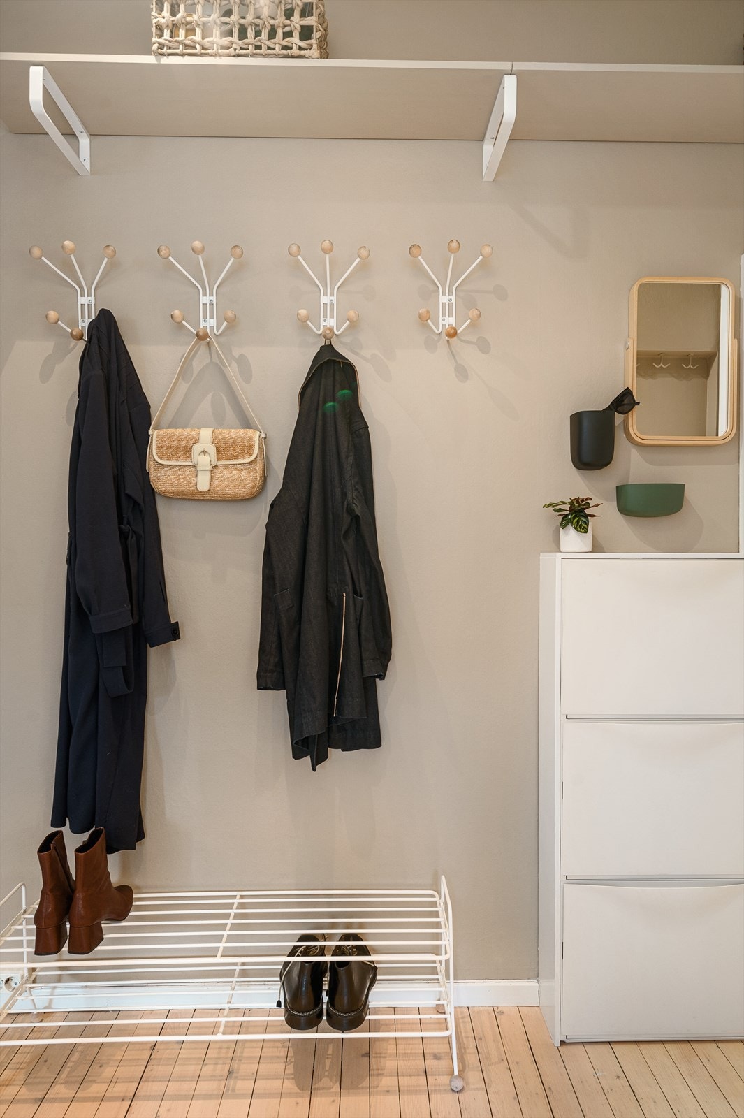 Her har du god plass til å henge fra deg yttertøy og sette fra deg sko. Galleribilde