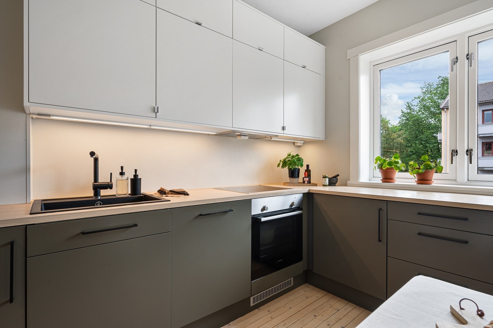 Innredning består av bl.a oppvaskmaskin, stekeovn, integrert koketopp samt kjøl-/fryseskap. Galleribilde