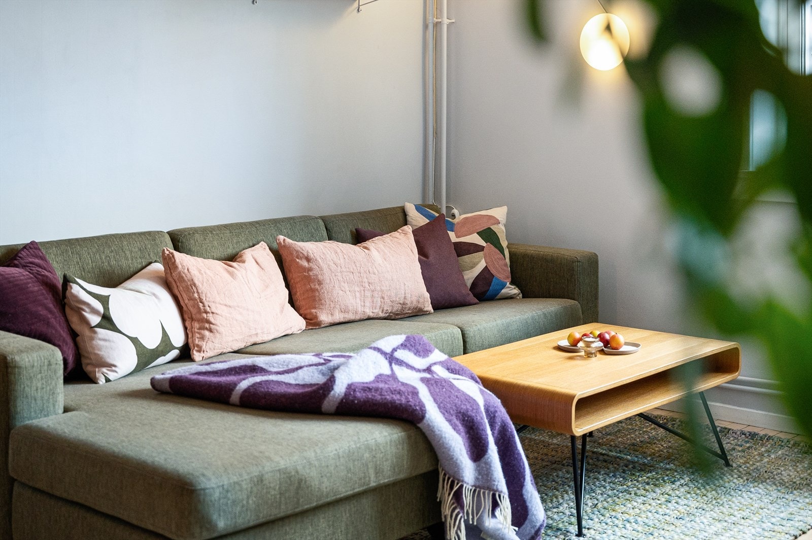 Boligen er gjennomgående og vender ut mot fellesareal og rolig gate. Galleribilde