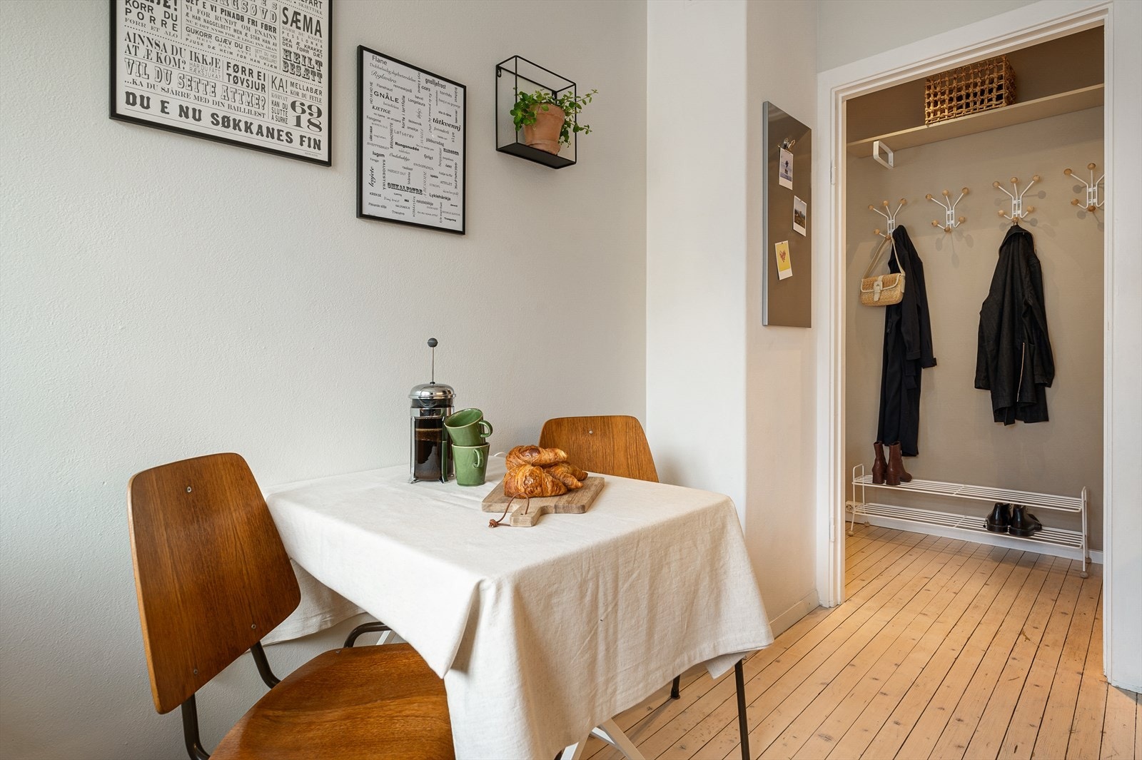 Boligen byr på klassiske detaljer som god takhøyde og originale tregulv. Galleribilde