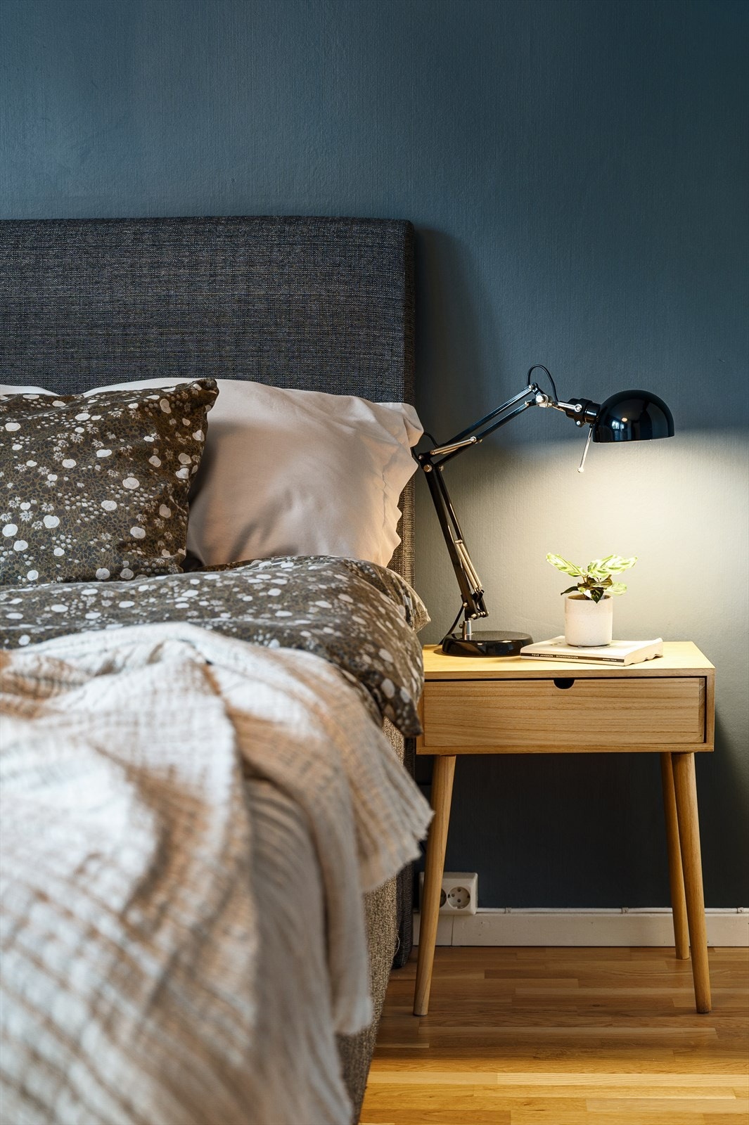 Rommet er malt i en dus farge som innbyr til en god natts søvn. Galleribilde