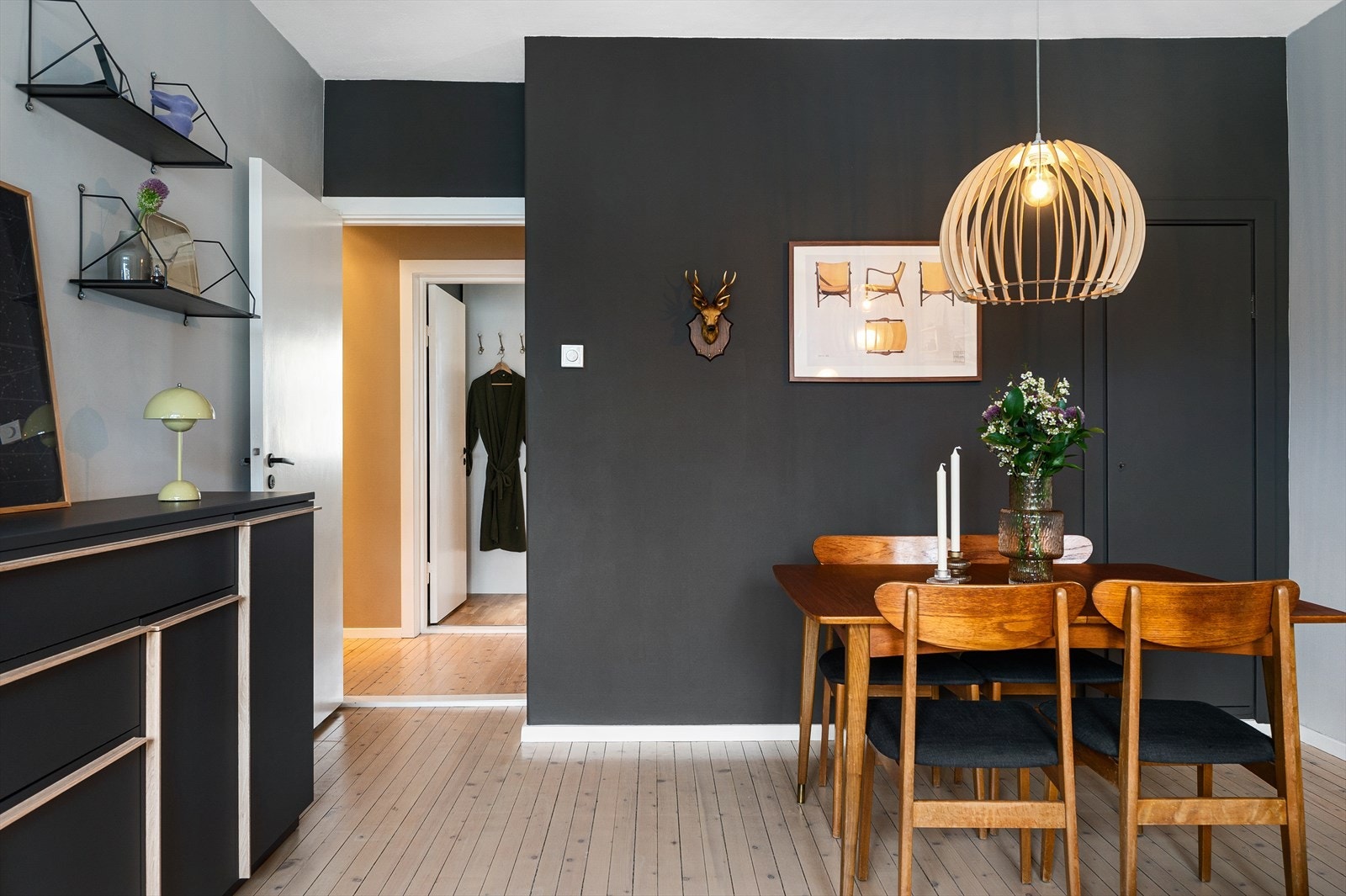 Det er to medfølgende boder. En på loft med gulvareal på 7.5 kvm og en kjellerbod på ca 4.7 kvm. Galleribilde