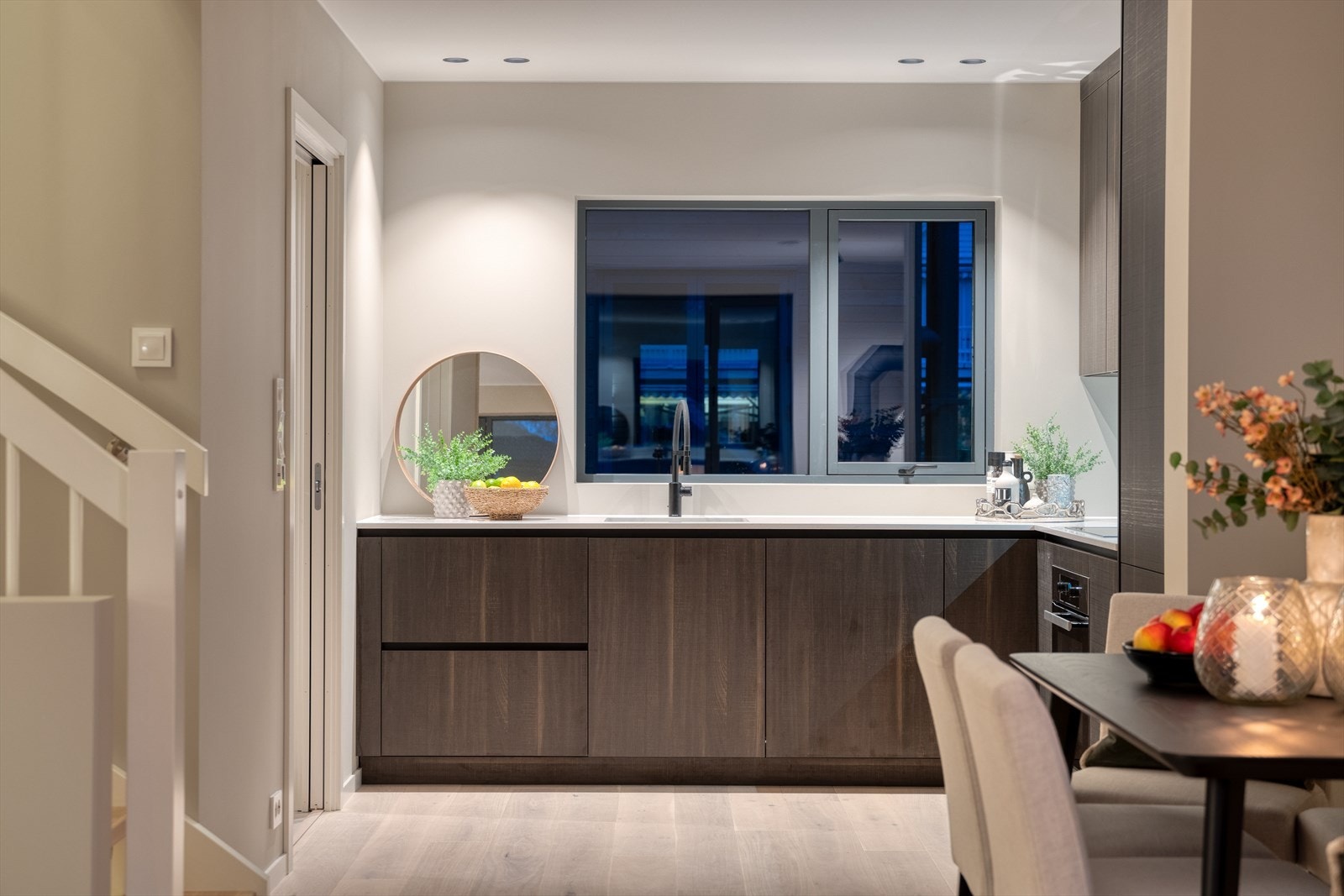 Pent og moderne kjøkken med god benkeplass Galleribilde