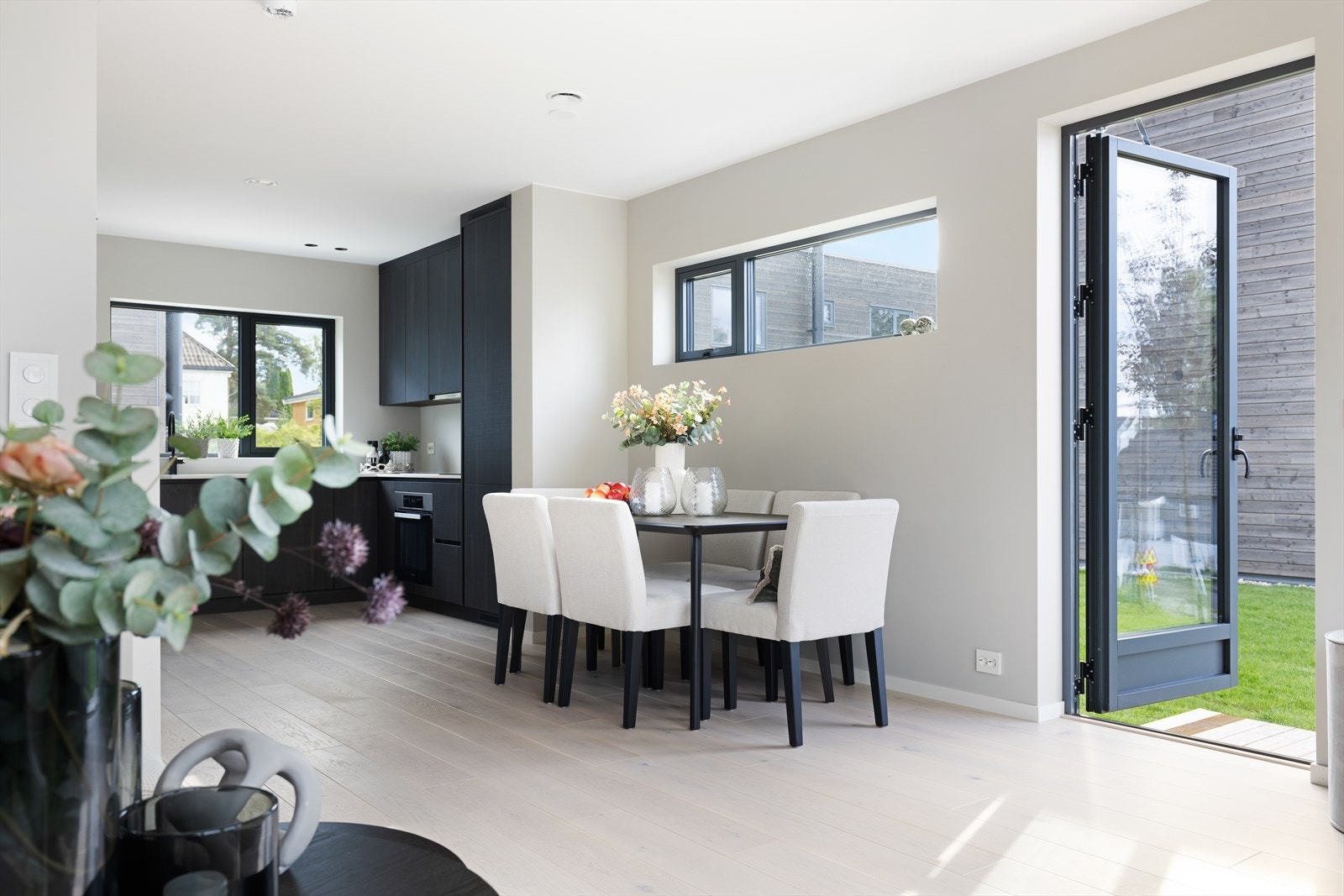 Kjøkkenet går sømløst over til spisestuen og videre til stuen Galleribilde