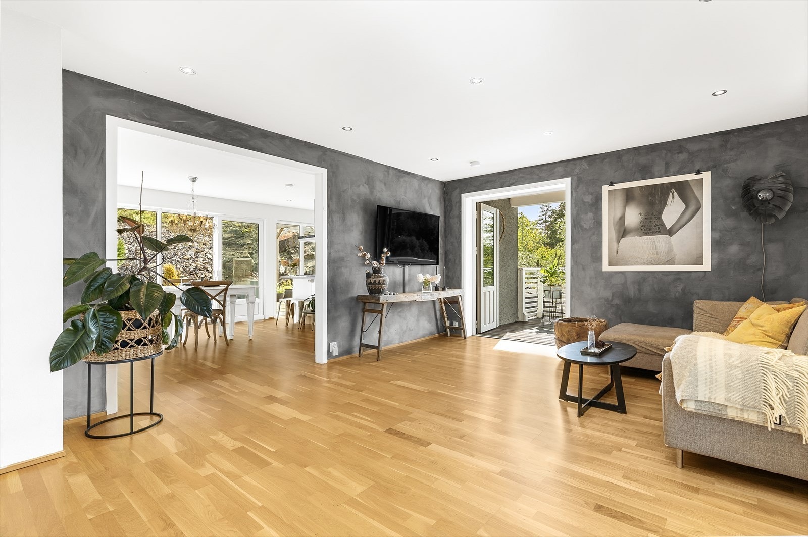 Boligen har en flott stue, med svært gode lys og utsiktsforhold. Galleribilde