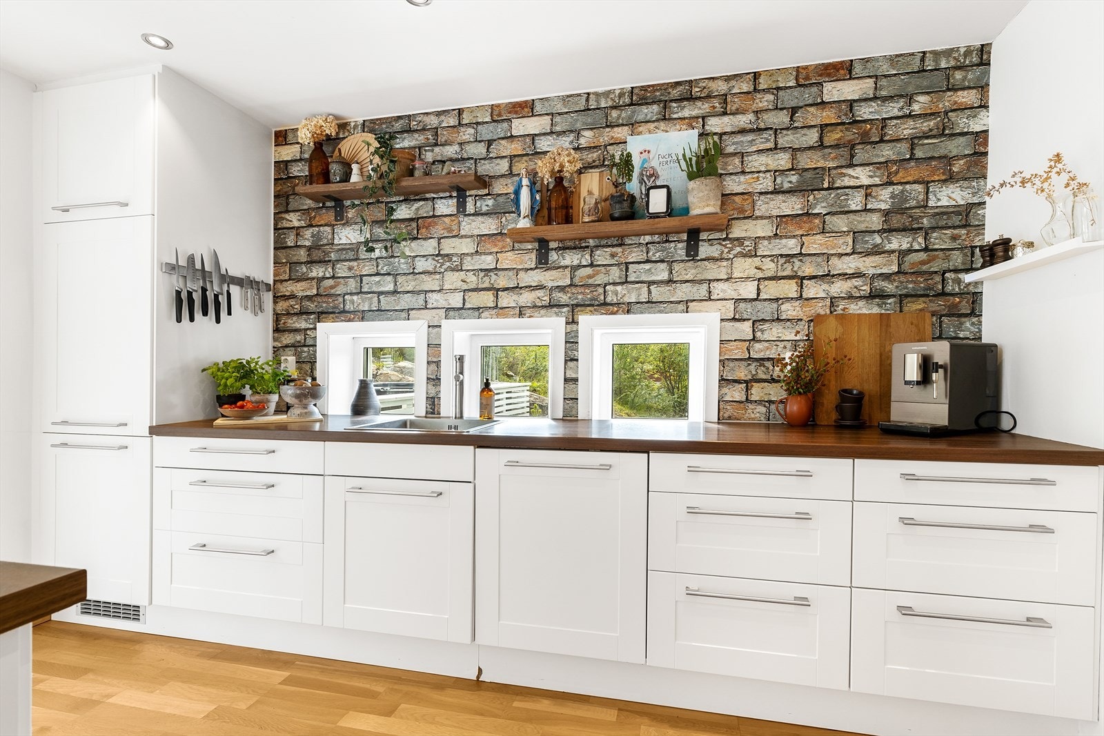 Kjøkkenet består av profilerte fronter, med benkeplate av laminat Galleribilde