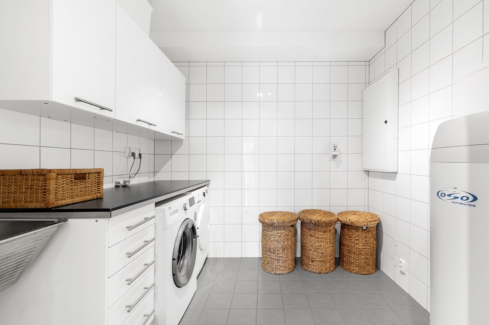 Flislagt vaskerom med varmekabler på gulv. Galleribilde