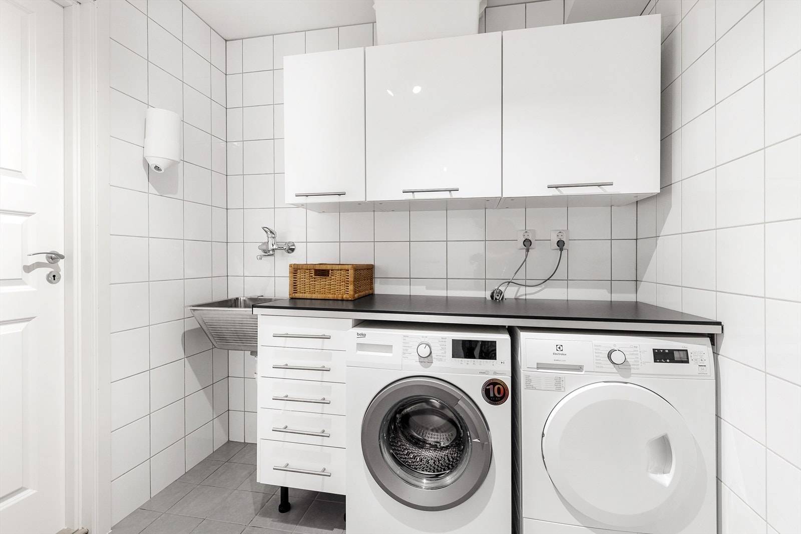 Rommet har laminert innredning, skyllekar, opplegg for vaskemaskin og installert varmtvannsbereder Galleribilde