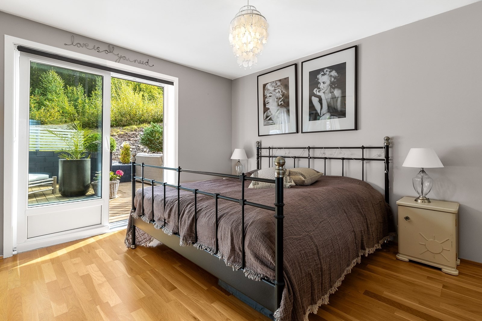 Hovedsoverom med god plass til dobbeltseng og direkte utgang til boligens terrasse. Galleribilde