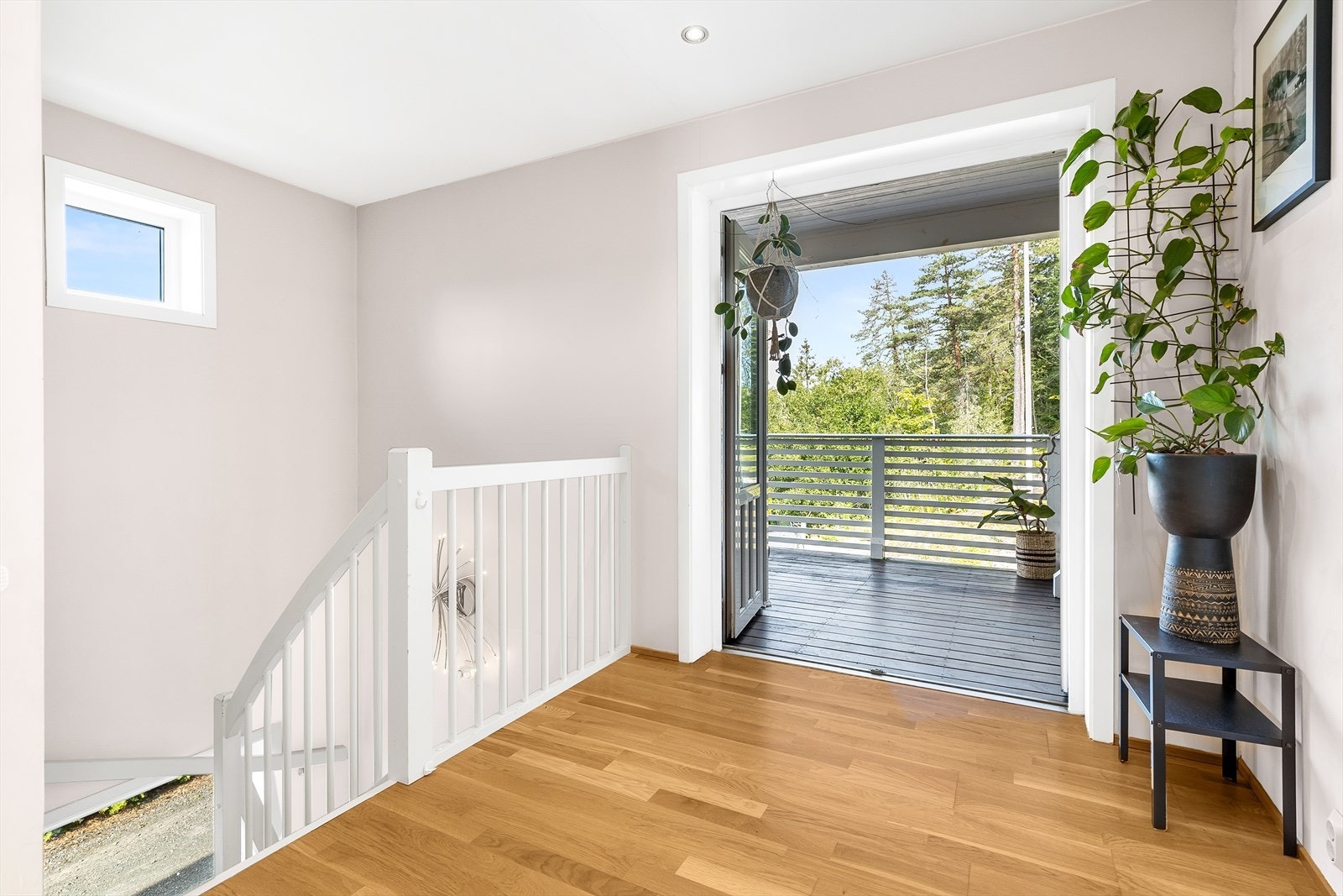 Fra trappen er det utgang til en av boligens balkonger. Galleribilde
