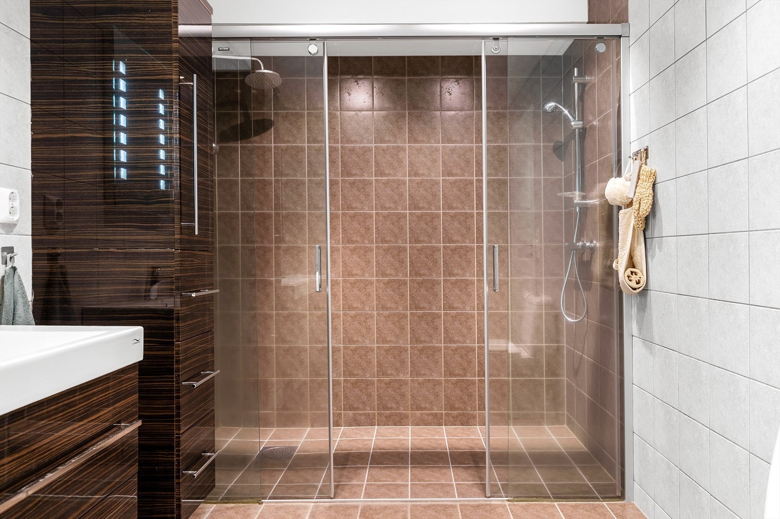 Innredet med 2 nedfelte servanter, toalett og dusjsone. Galleribilde