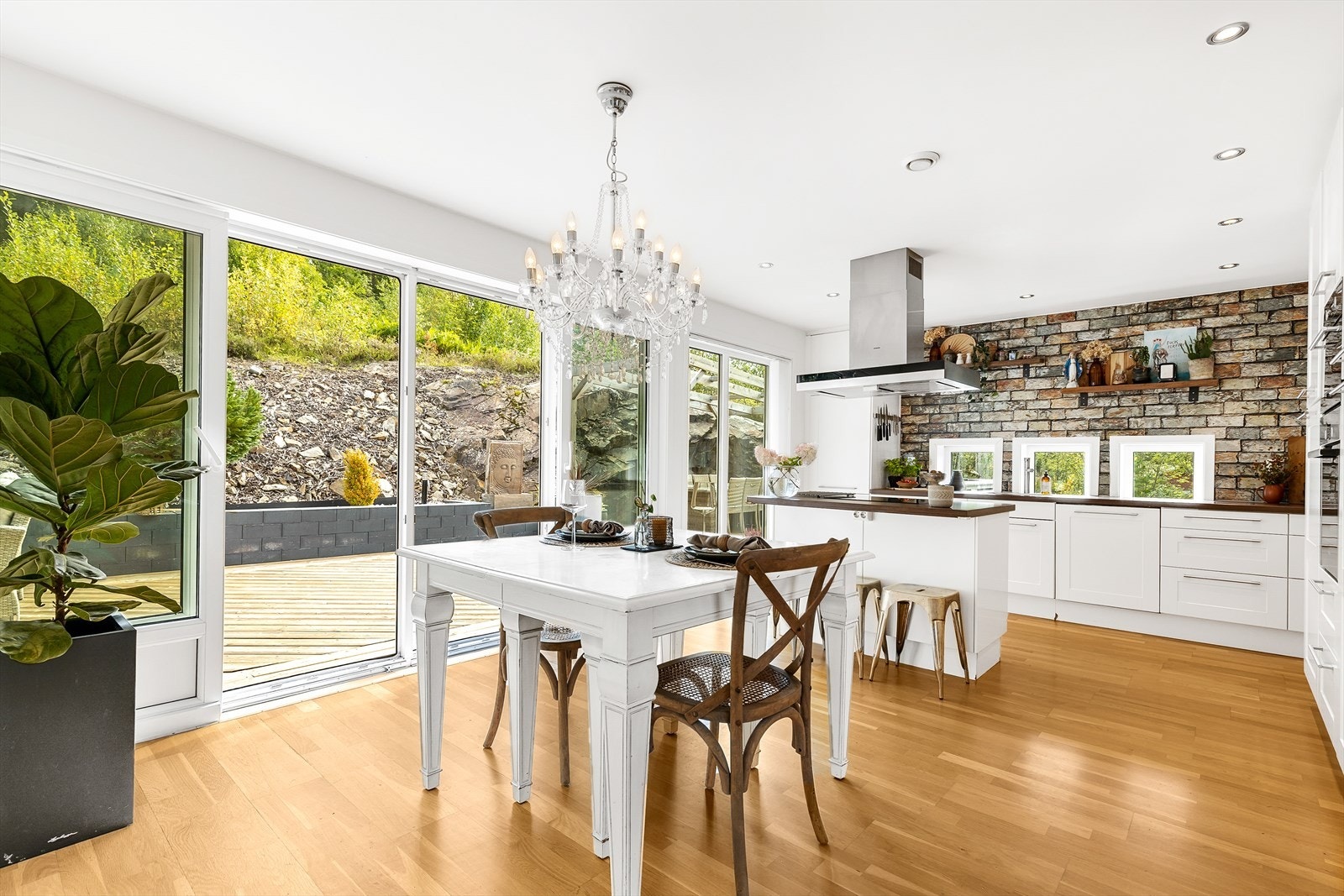 Åpent og lyst kjøkken med direkte utgangs til terrasse. Galleribilde