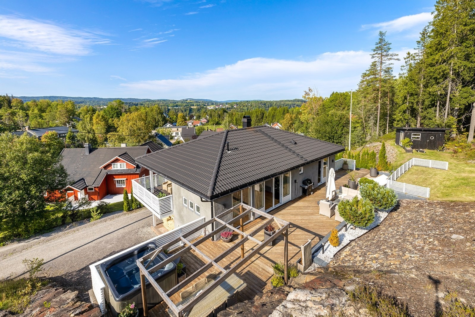 Boligen har stor terrasse med god plass til sittegruppe. Galleribilde