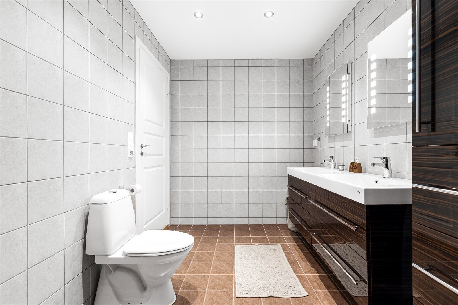 Rommet er flislagt med varmekabler på gulv. Galleribilde