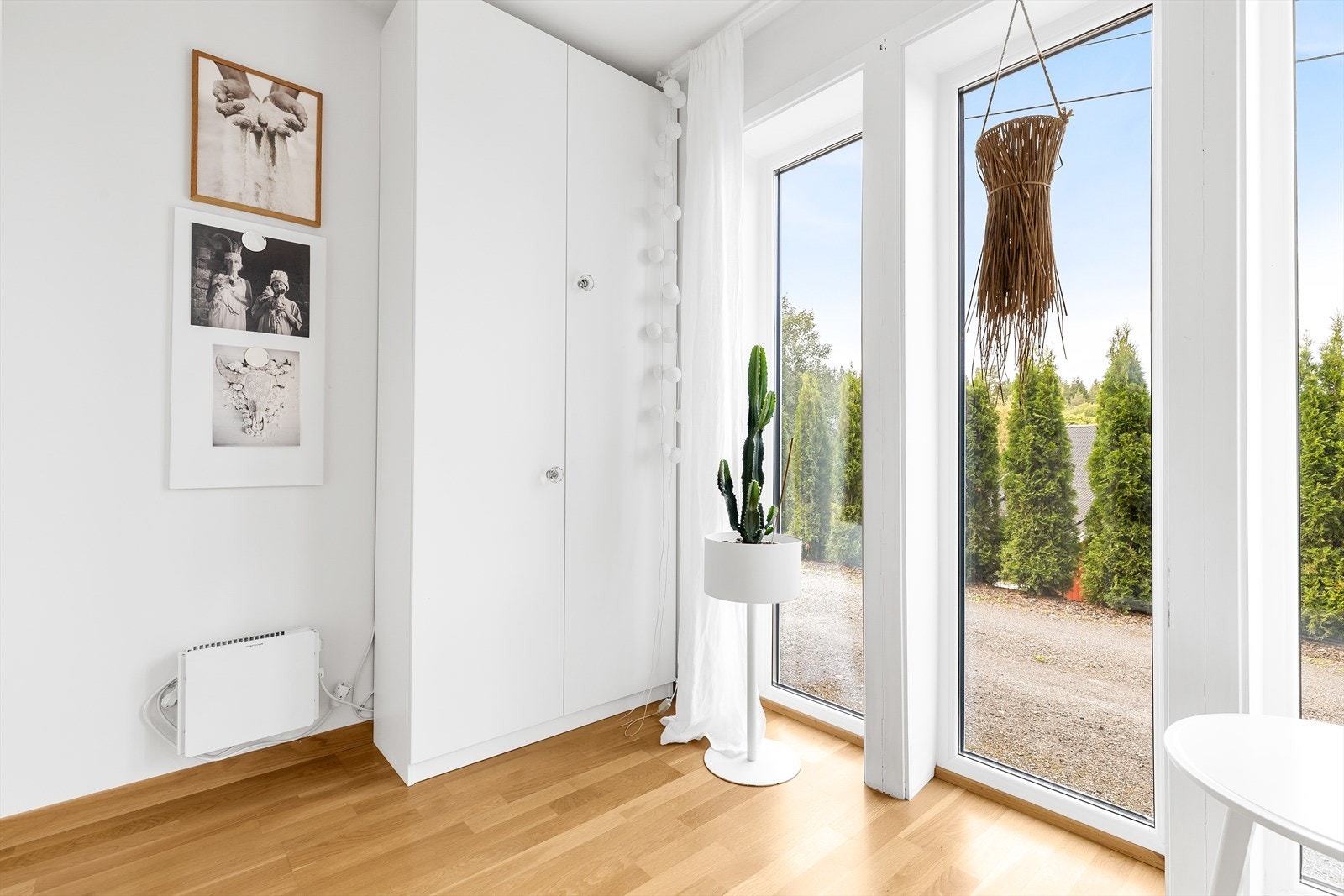 Kontor med store vindusflater som slipper inn rikelig med naturlig lys Galleribilde