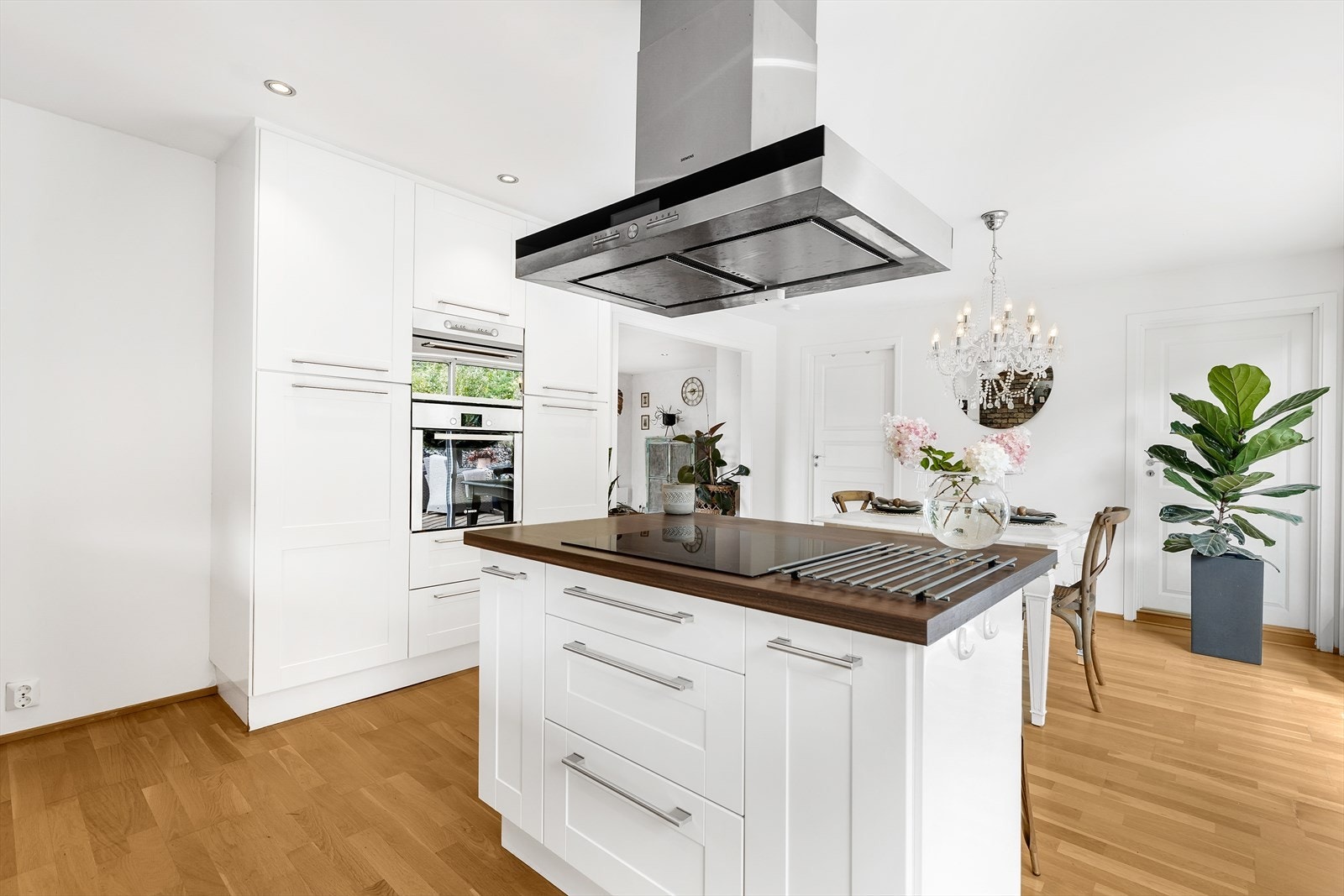 Kjøkkenet har bla integrerte hvitevarer med kjøl/fryseskap, oppvaskmaskin, komfyr, induksjonsstopp mm. Galleribilde