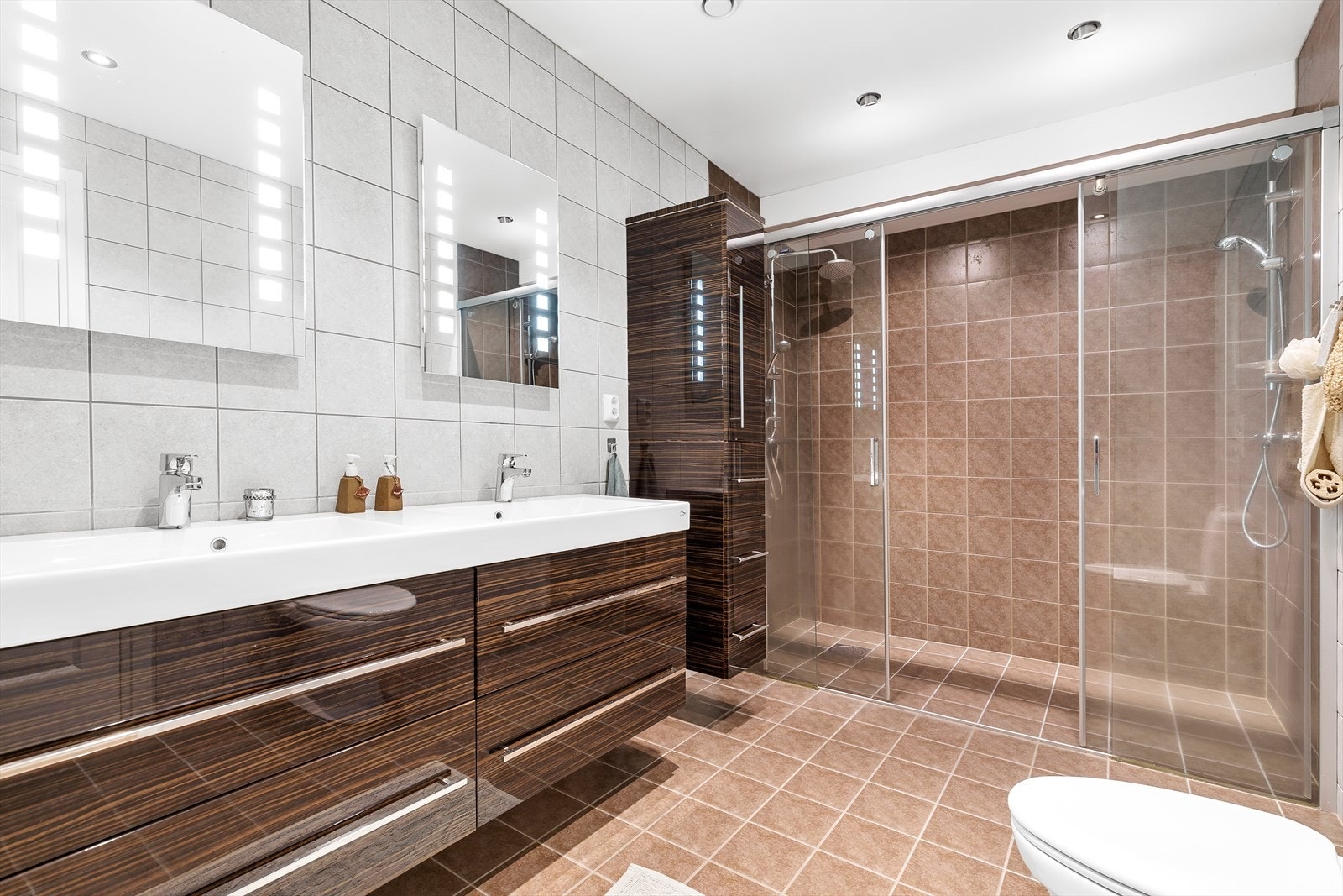 Bad med dobbelservant. Galleribilde