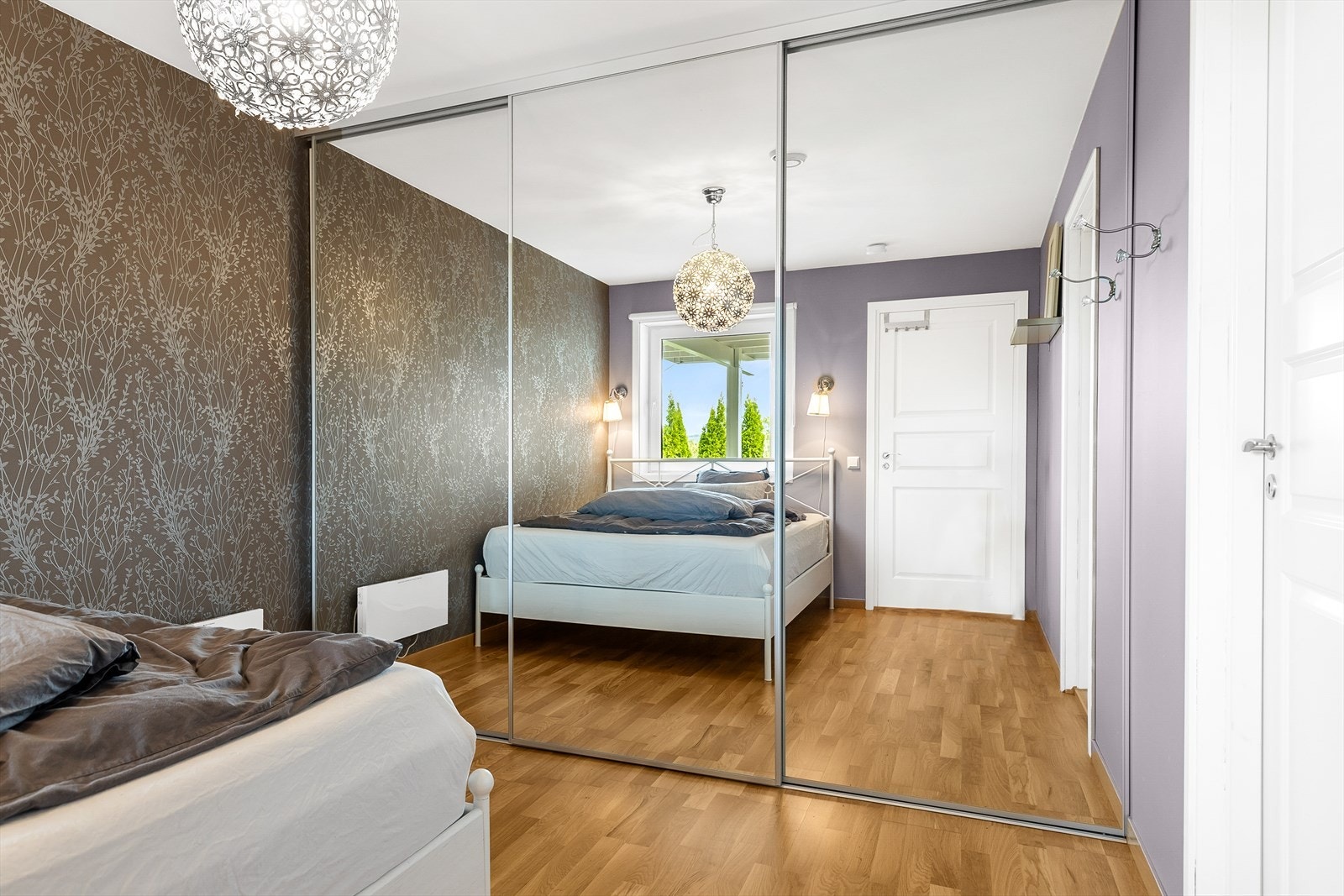 Soverom 1 med "walk-in" og skyvedørsgarderobe. Galleribilde