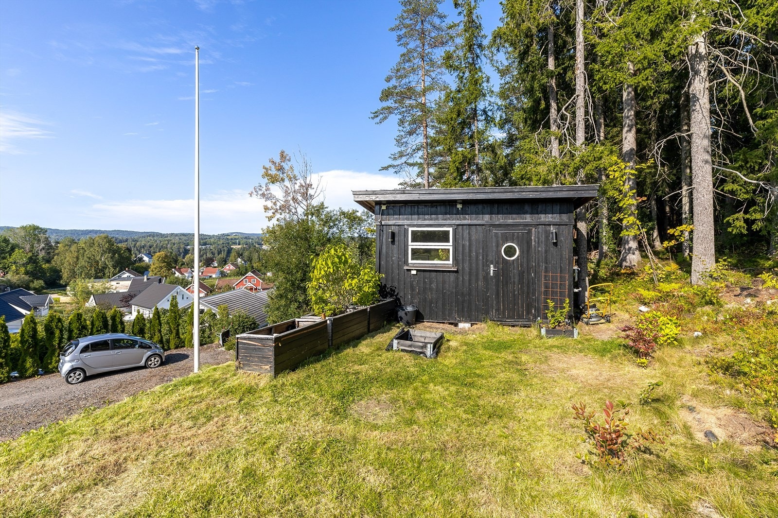Boligen har egen bod på tomten. Galleribilde