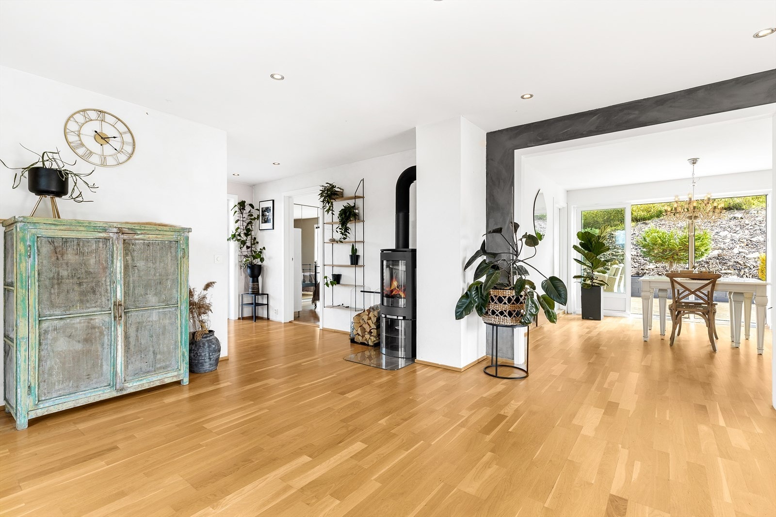 Boligen har peis ovn for kalde vinterdager. Galleribilde