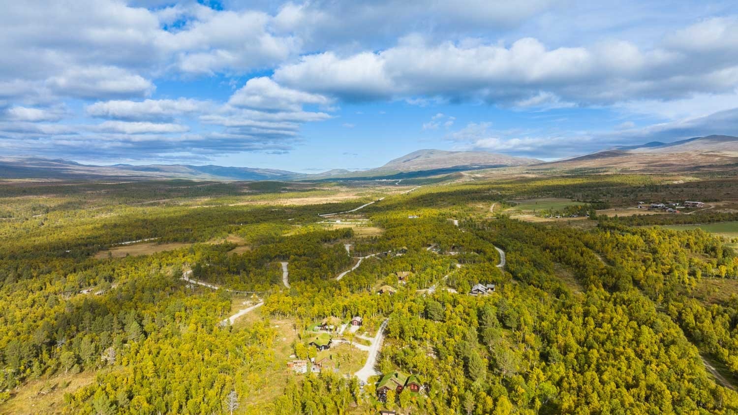 Oversiktsbilde av Hundyrju hyttegrend med Dovrefjellmassivet Galleribilde