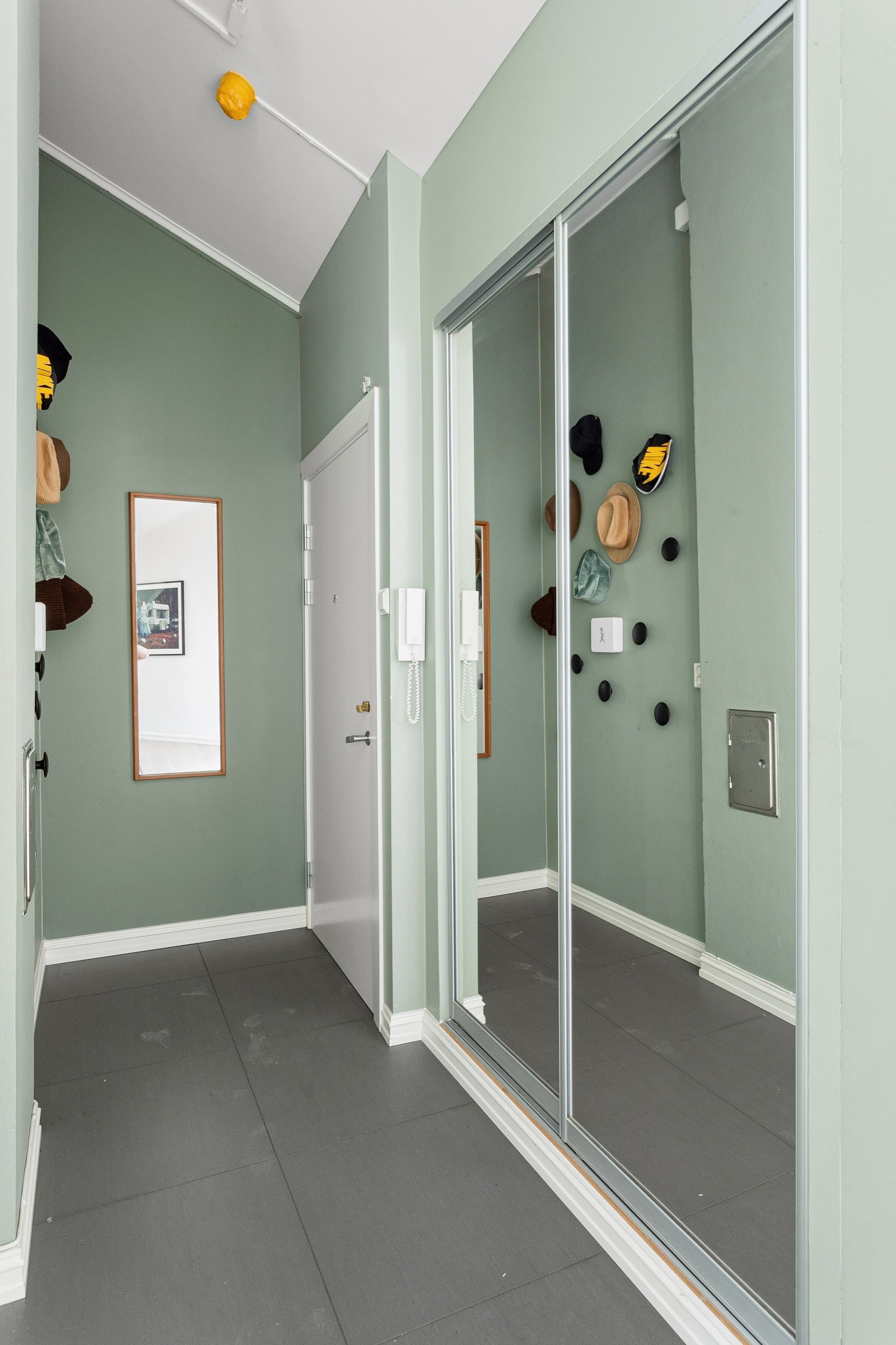Velkommen inn! Pen og innbydende entré med fine løsninger for avheng av yttertøy og sko. Galleribilde