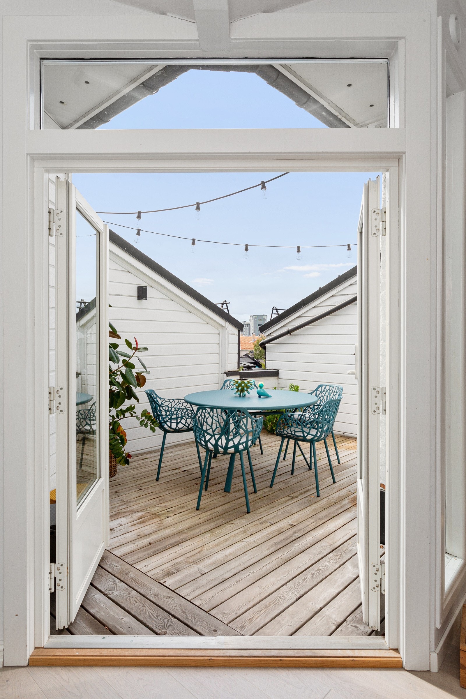 Fra stuen er det utgang til en stor og herlig takterrasse på hele 12,5 m² med gode solforhold og flott utsikt. Galleribilde