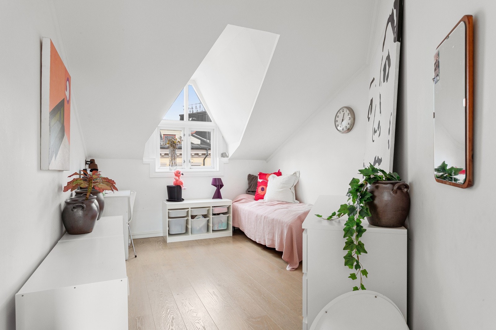 Rommene egner seg ypperlig som f.eks barnerom, gjesteværelse eller kontor - alt etter ønske og behov! Galleribilde