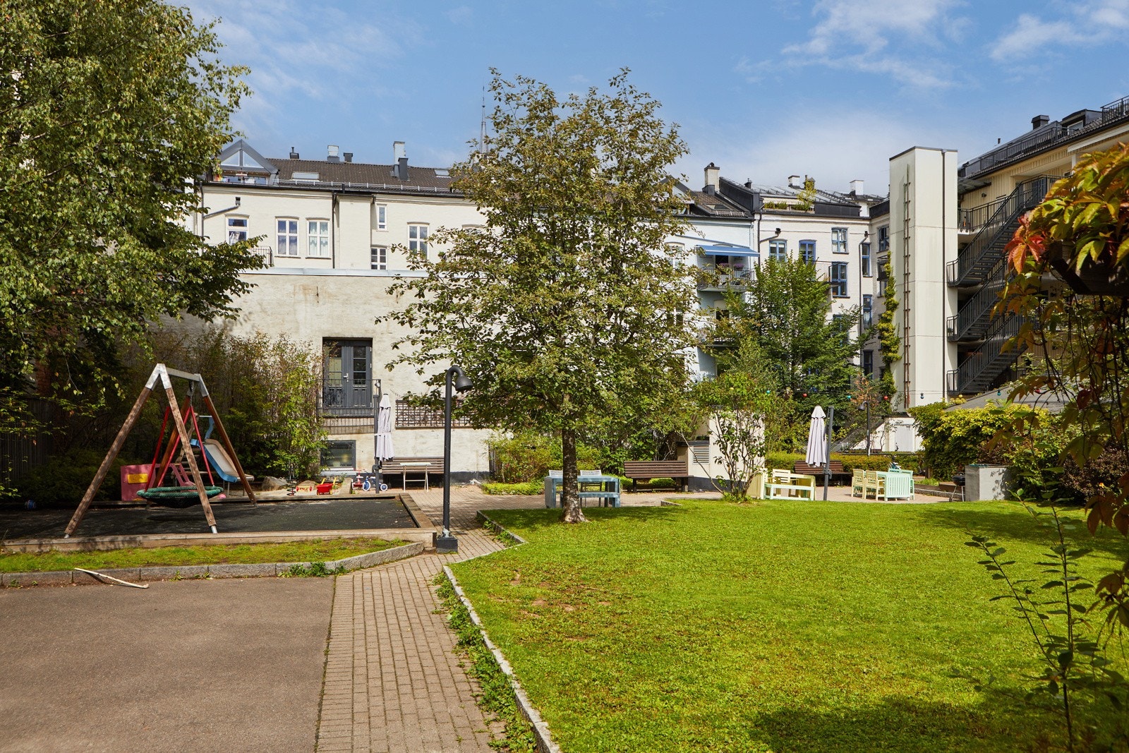 Bygården befinner seg rett ved Birkelunden, med flere hyggelige kafeer og nisjebutikker som nærmeste nabo. Galleribilde