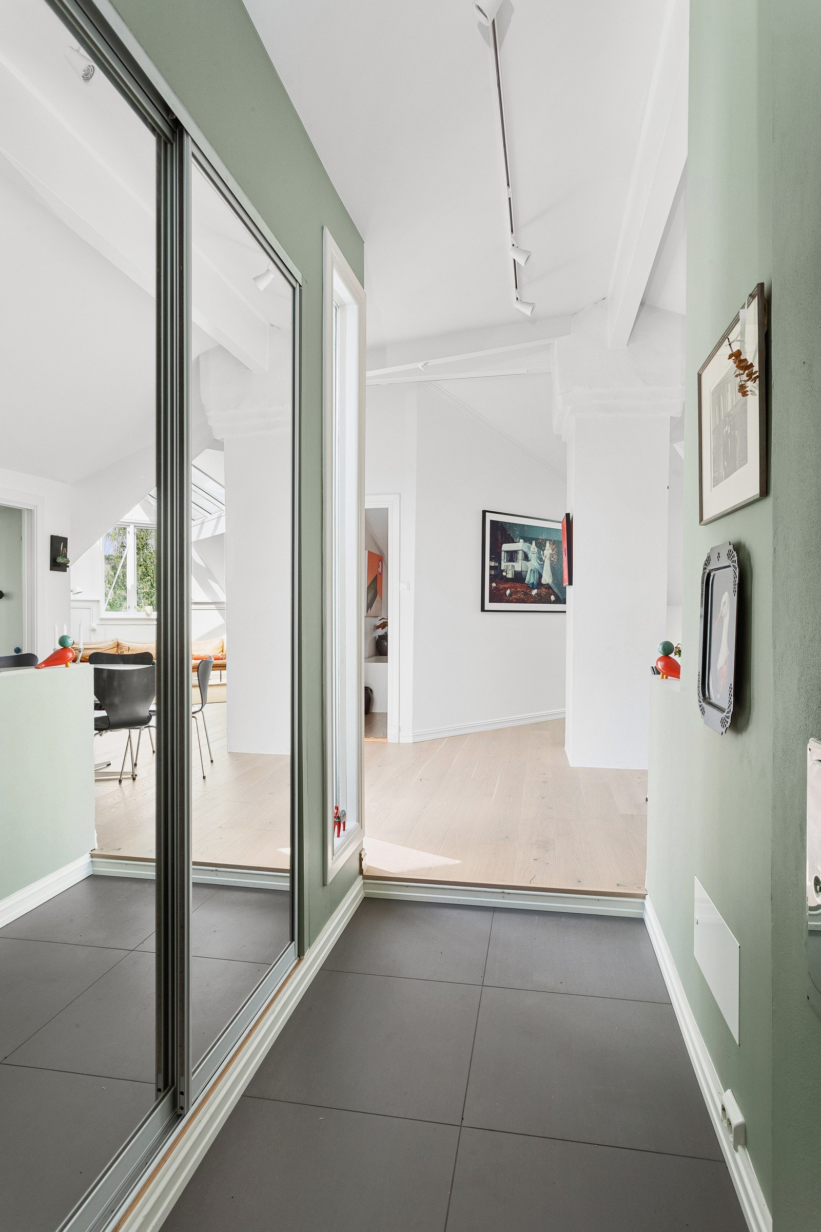 Stort og praktisk garderobeskap med speilfronter, med god plass til ytterligere oppbevaring. Leiligheten disponerer i tillegg en kjellerbod på ca. 10,3 m². Galleribilde