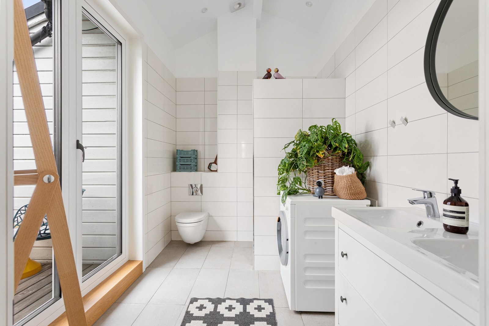 Lyst og romslig baderom fra 2016 med flislagt gulv med varme, flislagte vegger og med downlights i himling. Galleribilde