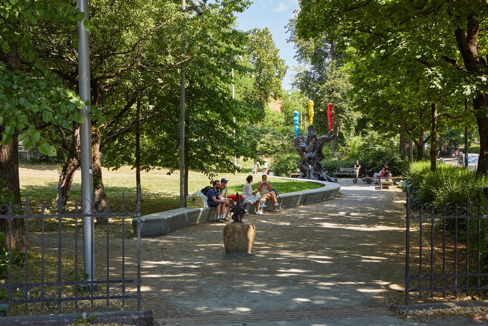 Fra leiligheten er det gangavstand til alt du måtte trenge av servicetilbud og forretninger, samt mange hyggelige grøntområder. Galleribilde