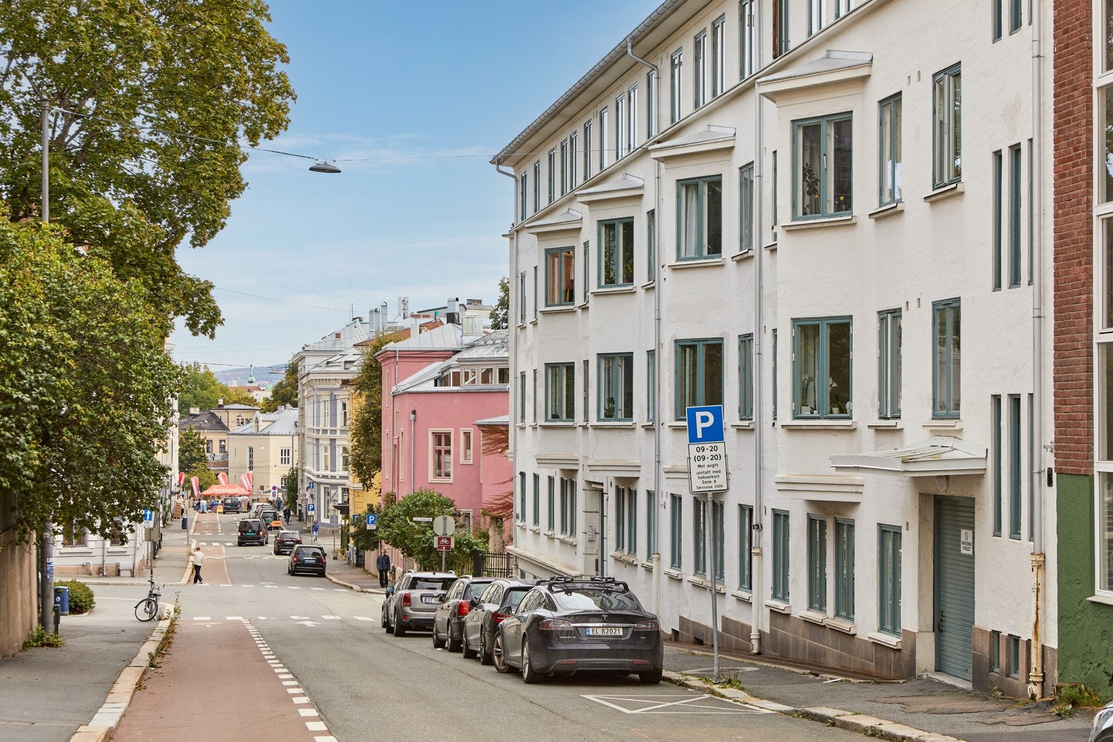 Området er stille og rolig med lite traffikstøy, og består for det meste av klassiske bygårder, ambassader og byvillaer. Galleribilde