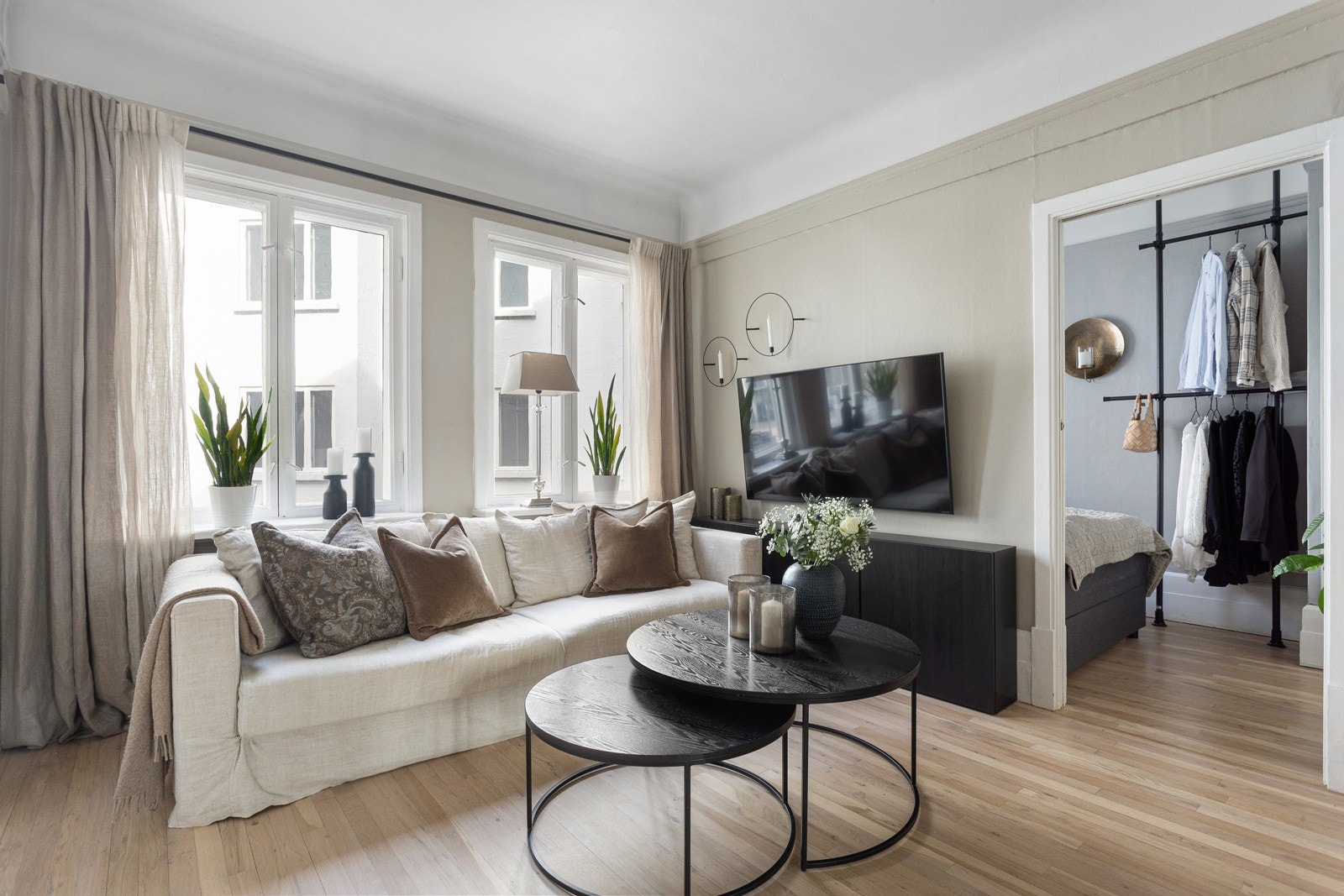 Her har du fin plass til både sofagruppe, salongbord, TV-seksjon og annet ønsket møblement. Galleribilde