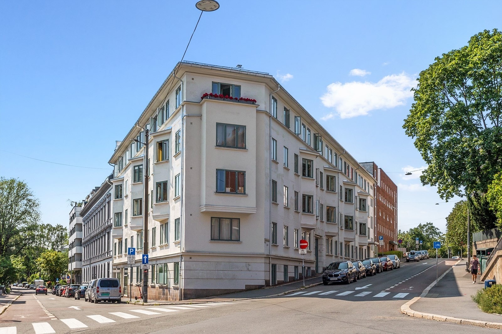 Leiligheten har en beliggenhet i byggets 3. etasje, vendt ut indre gårdsrom. Galleribilde